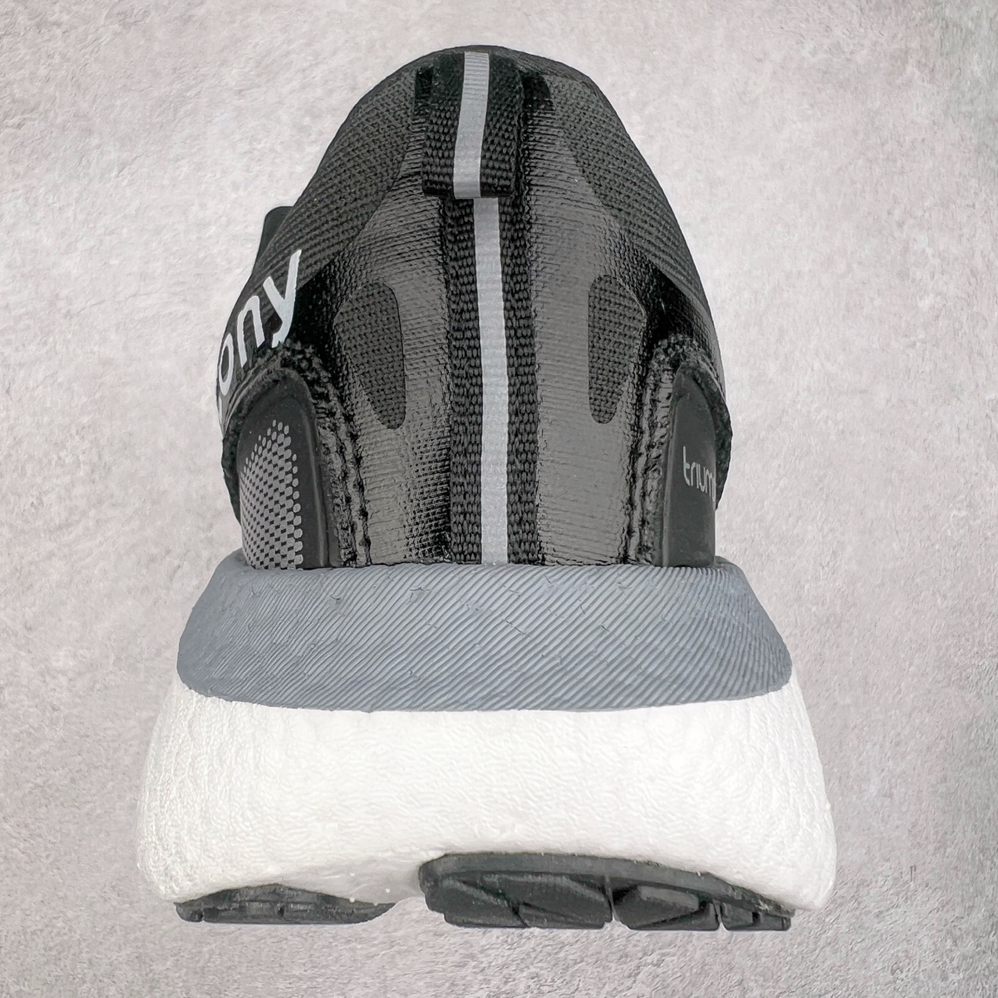 图片[8]-Saucony Triumph 22 索康尼胜利22代旗舰级缓震型跑鞋 性能相比前几代再升级：鞋面采用全新升级的工学网设计 贴合脚部更透气 中底部分使用最新的PWRRUN+材质 搭配PWRRUN+鞋垫使中底的大幅加厚 10mm坡差进一步提供缓震、回弹性能 内底则采用了FORMFIT动态适应系统 动态契合脚型 提升包裹性和舒适性 提供更卓越的动态回馈体验 XT-900橡胶大底 可提供良好的抓地力和较强抗磨性能 尺码：35.5 36 36.5 37.5 38 38.5 39 40 40.5 41 42 42.5 43 44 44.5 45-选品中心