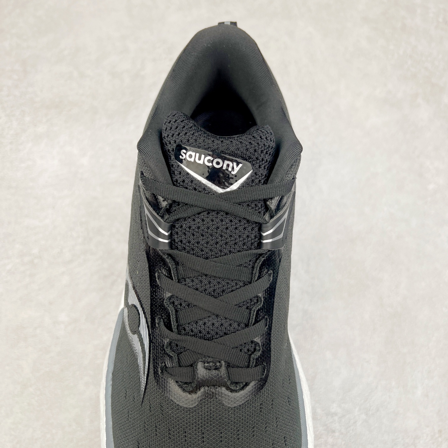 图片[5]-Saucony Triumph 22 索康尼胜利22代旗舰级缓震型跑鞋 性能相比前几代再升级：鞋面采用全新升级的工学网设计 贴合脚部更透气 中底部分使用最新的PWRRUN+材质 搭配PWRRUN+鞋垫使中底的大幅加厚 10mm坡差进一步提供缓震、回弹性能 内底则采用了FORMFIT动态适应系统 动态契合脚型 提升包裹性和舒适性 提供更卓越的动态回馈体验 XT-900橡胶大底 可提供良好的抓地力和较强抗磨性能 尺码：35.5 36 36.5 37.5 38 38.5 39 40 40.5 41 42 42.5 43 44 44.5 45-选品中心