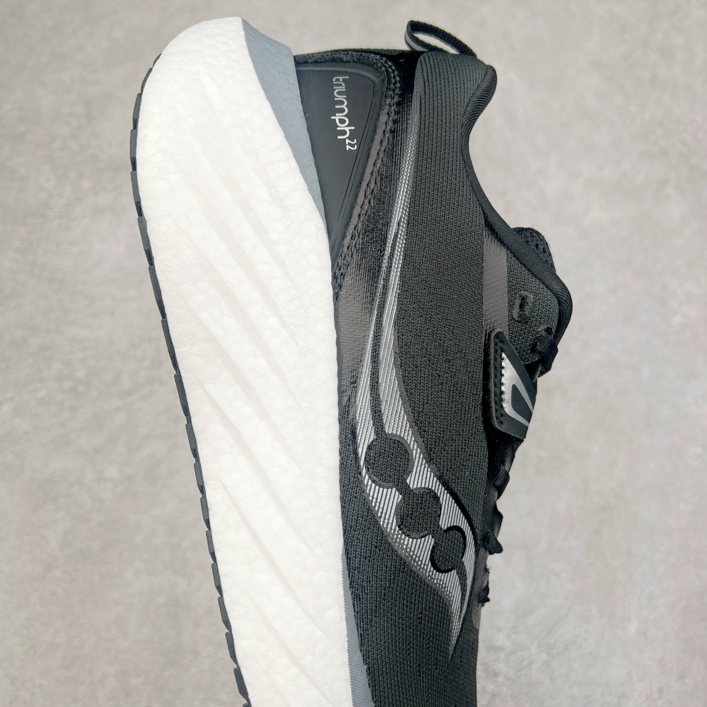 图片[6]-Saucony Triumph 22 索康尼胜利22代旗舰级缓震型跑鞋 性能相比前几代再升级：鞋面采用全新升级的工学网设计 贴合脚部更透气 中底部分使用最新的PWRRUN+材质 搭配PWRRUN+鞋垫使中底的大幅加厚 10mm坡差进一步提供缓震、回弹性能 内底则采用了FORMFIT动态适应系统 动态契合脚型 提升包裹性和舒适性 提供更卓越的动态回馈体验 XT-900橡胶大底 可提供良好的抓地力和较强抗磨性能 尺码：35.5 36 36.5 37.5 38 38.5 39 40 40.5 41 42 42.5 43 44 44.5 45-选品中心