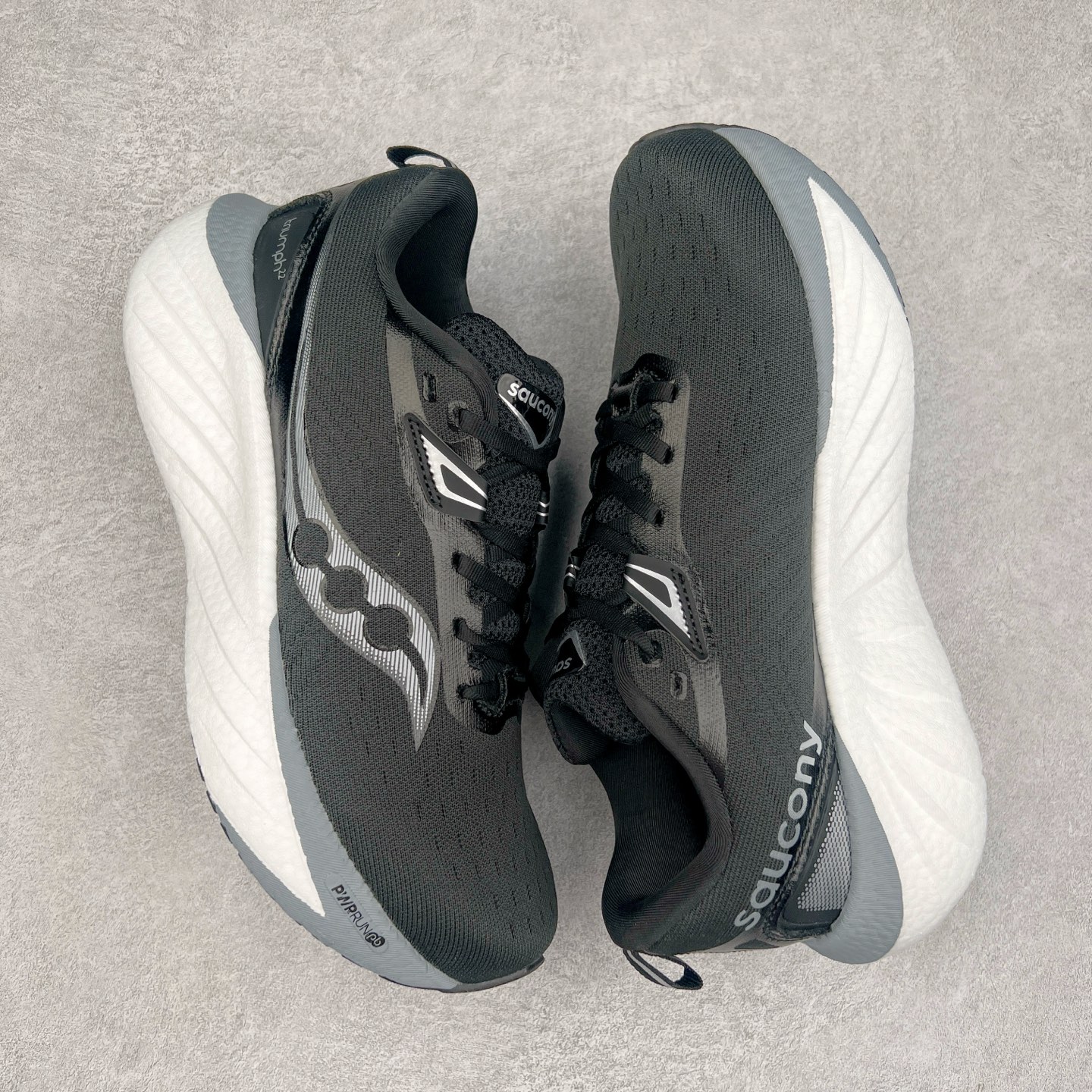 图片[3]-Saucony Triumph 22 索康尼胜利22代旗舰级缓震型跑鞋 性能相比前几代再升级：鞋面采用全新升级的工学网设计 贴合脚部更透气 中底部分使用最新的PWRRUN+材质 搭配PWRRUN+鞋垫使中底的大幅加厚 10mm坡差进一步提供缓震、回弹性能 内底则采用了FORMFIT动态适应系统 动态契合脚型 提升包裹性和舒适性 提供更卓越的动态回馈体验 XT-900橡胶大底 可提供良好的抓地力和较强抗磨性能 尺码：35.5 36 36.5 37.5 38 38.5 39 40 40.5 41 42 42.5 43 44 44.5 45-选品中心