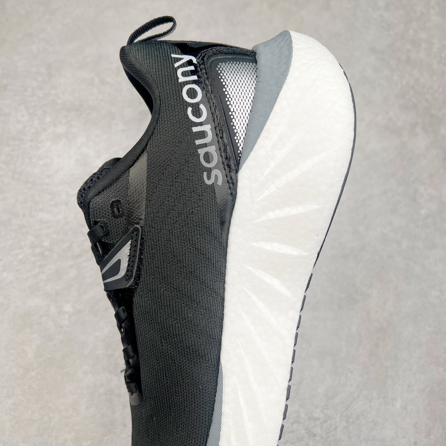 图片[7]-Saucony Triumph 22 索康尼胜利22代旗舰级缓震型跑鞋 性能相比前几代再升级：鞋面采用全新升级的工学网设计 贴合脚部更透气 中底部分使用最新的PWRRUN+材质 搭配PWRRUN+鞋垫使中底的大幅加厚 10mm坡差进一步提供缓震、回弹性能 内底则采用了FORMFIT动态适应系统 动态契合脚型 提升包裹性和舒适性 提供更卓越的动态回馈体验 XT-900橡胶大底 可提供良好的抓地力和较强抗磨性能 尺码：35.5 36 36.5 37.5 38 38.5 39 40 40.5 41 42 42.5 43 44 44.5 45-选品中心