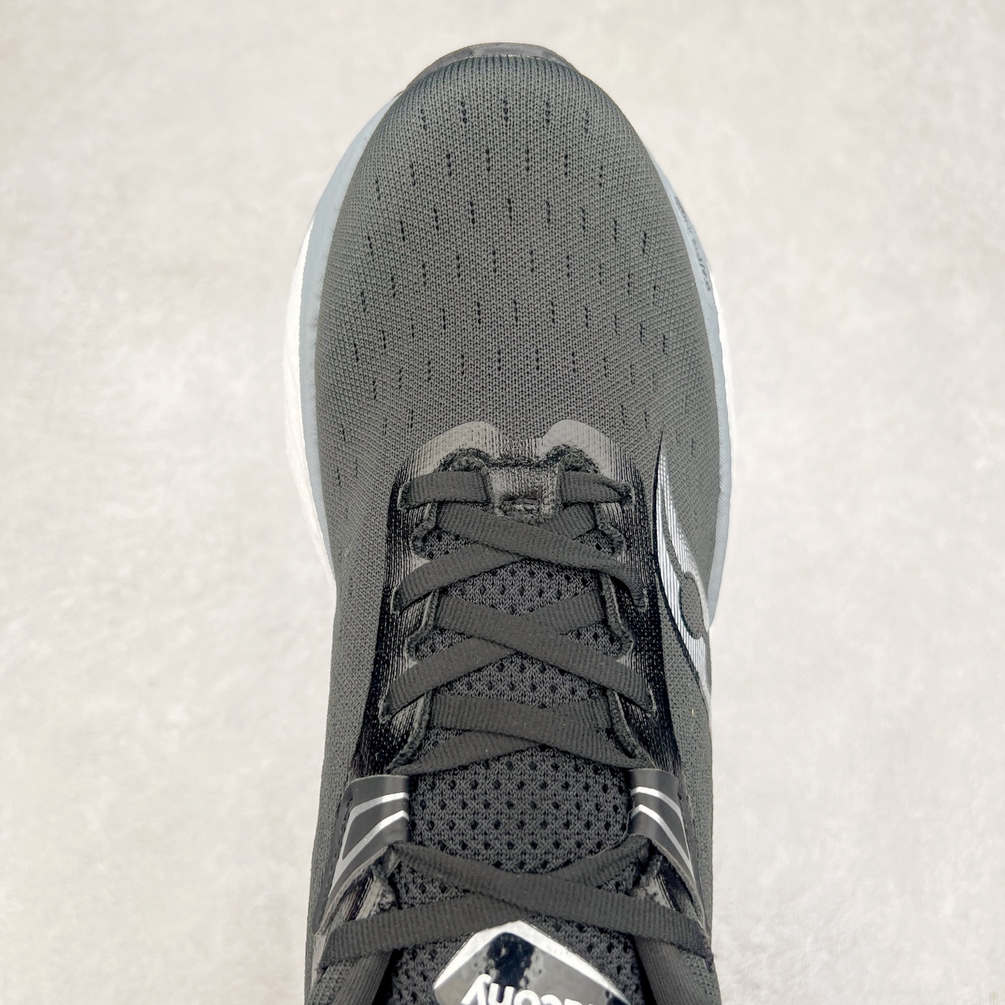 图片[4]-Saucony Triumph 22 索康尼胜利22代旗舰级缓震型跑鞋 性能相比前几代再升级：鞋面采用全新升级的工学网设计 贴合脚部更透气 中底部分使用最新的PWRRUN+材质 搭配PWRRUN+鞋垫使中底的大幅加厚 10mm坡差进一步提供缓震、回弹性能 内底则采用了FORMFIT动态适应系统 动态契合脚型 提升包裹性和舒适性 提供更卓越的动态回馈体验 XT-900橡胶大底 可提供良好的抓地力和较强抗磨性能 尺码：35.5 36 36.5 37.5 38 38.5 39 40 40.5 41 42 42.5 43 44 44.5 45-选品中心