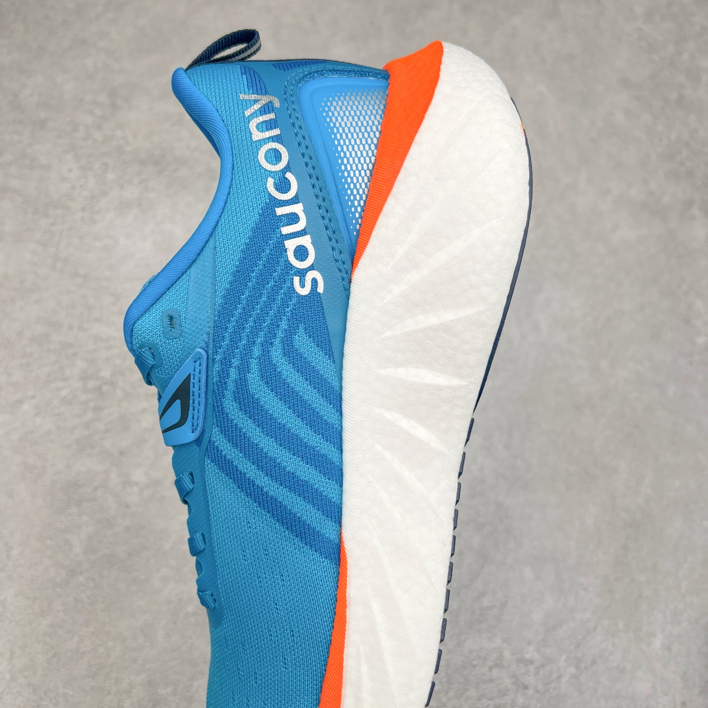 图片[7]-Saucony Triumph 22 索康尼胜利22代旗舰级缓震型跑鞋 性能相比前几代再升级：鞋面采用全新升级的工学网设计 贴合脚部更透气 中底部分使用最新的PWRRUN+材质 搭配PWRRUN+鞋垫使中底的大幅加厚 10mm坡差进一步提供缓震、回弹性能 内底则采用了FORMFIT动态适应系统 动态契合脚型 提升包裹性和舒适性 提供更卓越的动态回馈体验 XT-900橡胶大底 可提供良好的抓地力和较强抗磨性能 尺码：35.5 36 36.5 37.5 38 38.5 39 40 40.5 41 42 42.5 43 44 44.5 45-选品中心