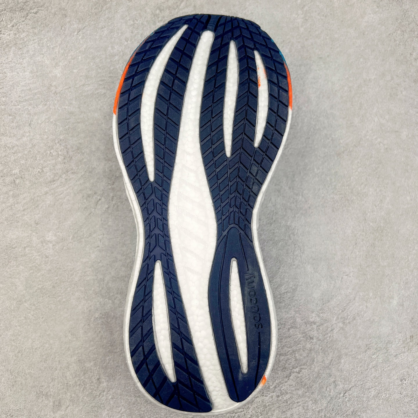 图片[9]-Saucony Triumph 22 索康尼胜利22代旗舰级缓震型跑鞋 性能相比前几代再升级：鞋面采用全新升级的工学网设计 贴合脚部更透气 中底部分使用最新的PWRRUN+材质 搭配PWRRUN+鞋垫使中底的大幅加厚 10mm坡差进一步提供缓震、回弹性能 内底则采用了FORMFIT动态适应系统 动态契合脚型 提升包裹性和舒适性 提供更卓越的动态回馈体验 XT-900橡胶大底 可提供良好的抓地力和较强抗磨性能 尺码：35.5 36 36.5 37.5 38 38.5 39 40 40.5 41 42 42.5 43 44 44.5 45-选品中心