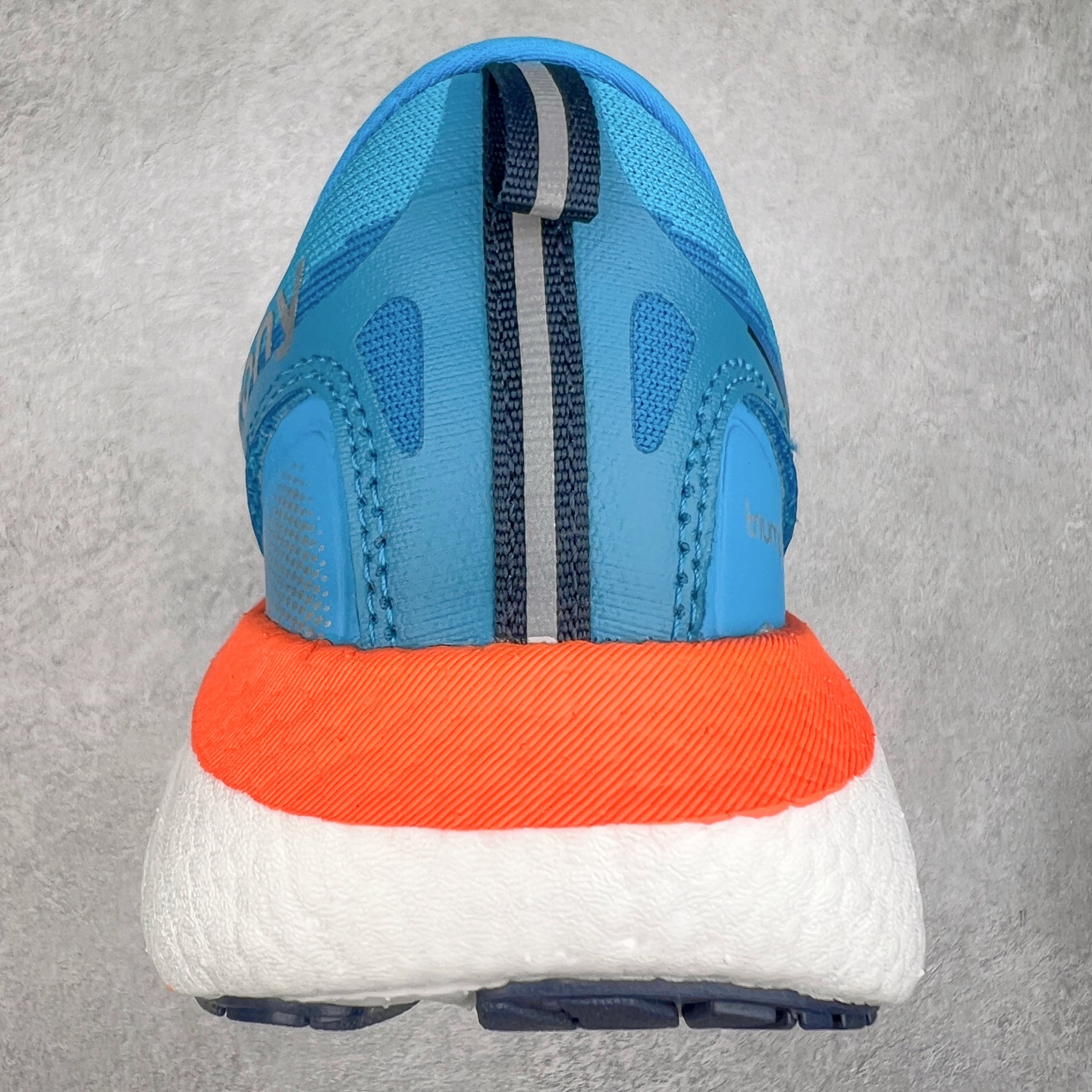 图片[8]-Saucony Triumph 22 索康尼胜利22代旗舰级缓震型跑鞋 性能相比前几代再升级：鞋面采用全新升级的工学网设计 贴合脚部更透气 中底部分使用最新的PWRRUN+材质 搭配PWRRUN+鞋垫使中底的大幅加厚 10mm坡差进一步提供缓震、回弹性能 内底则采用了FORMFIT动态适应系统 动态契合脚型 提升包裹性和舒适性 提供更卓越的动态回馈体验 XT-900橡胶大底 可提供良好的抓地力和较强抗磨性能 尺码：35.5 36 36.5 37.5 38 38.5 39 40 40.5 41 42 42.5 43 44 44.5 45-选品中心