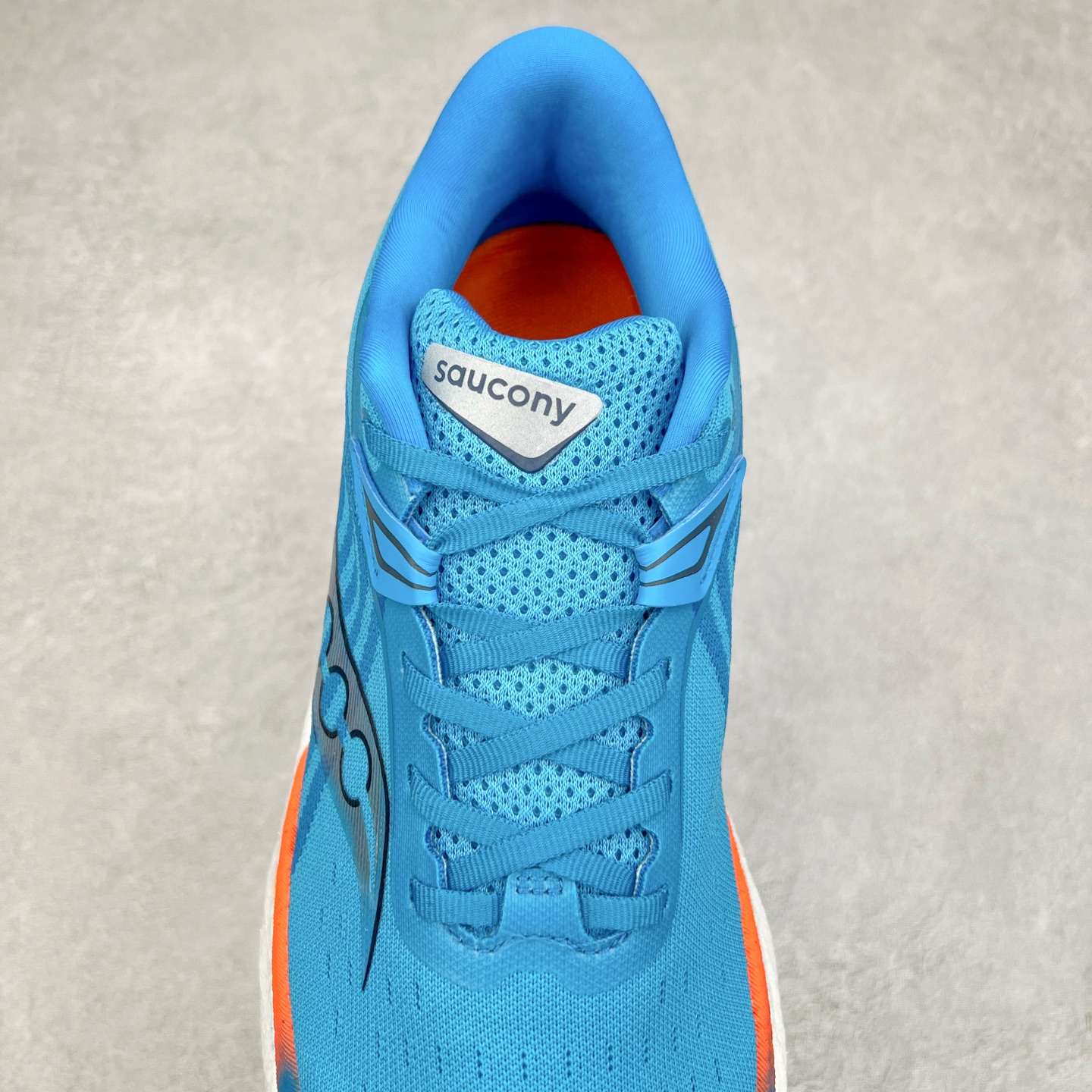 图片[5]-Saucony Triumph 22 索康尼胜利22代旗舰级缓震型跑鞋 性能相比前几代再升级：鞋面采用全新升级的工学网设计 贴合脚部更透气 中底部分使用最新的PWRRUN+材质 搭配PWRRUN+鞋垫使中底的大幅加厚 10mm坡差进一步提供缓震、回弹性能 内底则采用了FORMFIT动态适应系统 动态契合脚型 提升包裹性和舒适性 提供更卓越的动态回馈体验 XT-900橡胶大底 可提供良好的抓地力和较强抗磨性能 尺码：35.5 36 36.5 37.5 38 38.5 39 40 40.5 41 42 42.5 43 44 44.5 45-选品中心