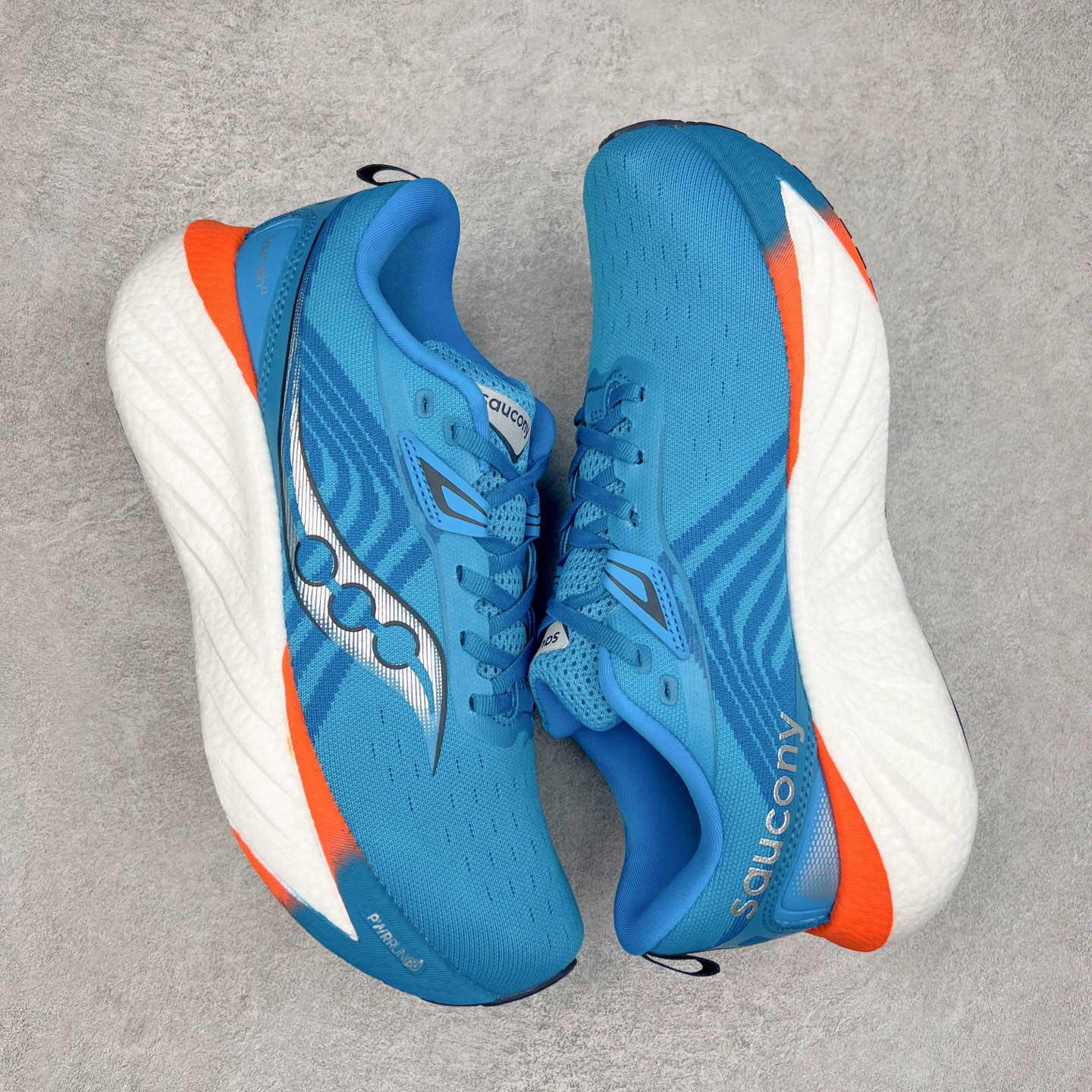 图片[3]-Saucony Triumph 22 索康尼胜利22代旗舰级缓震型跑鞋 性能相比前几代再升级：鞋面采用全新升级的工学网设计 贴合脚部更透气 中底部分使用最新的PWRRUN+材质 搭配PWRRUN+鞋垫使中底的大幅加厚 10mm坡差进一步提供缓震、回弹性能 内底则采用了FORMFIT动态适应系统 动态契合脚型 提升包裹性和舒适性 提供更卓越的动态回馈体验 XT-900橡胶大底 可提供良好的抓地力和较强抗磨性能 尺码：35.5 36 36.5 37.5 38 38.5 39 40 40.5 41 42 42.5 43 44 44.5 45-选品中心