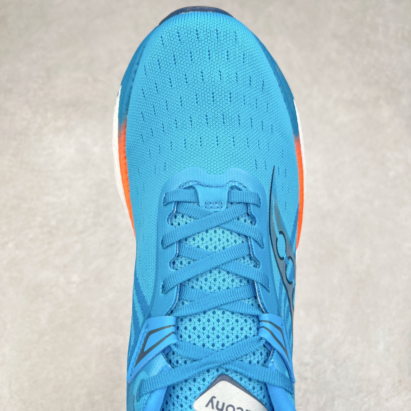 图片[4]-Saucony Triumph 22 索康尼胜利22代旗舰级缓震型跑鞋 性能相比前几代再升级：鞋面采用全新升级的工学网设计 贴合脚部更透气 中底部分使用最新的PWRRUN+材质 搭配PWRRUN+鞋垫使中底的大幅加厚 10mm坡差进一步提供缓震、回弹性能 内底则采用了FORMFIT动态适应系统 动态契合脚型 提升包裹性和舒适性 提供更卓越的动态回馈体验 XT-900橡胶大底 可提供良好的抓地力和较强抗磨性能 尺码：35.5 36 36.5 37.5 38 38.5 39 40 40.5 41 42 42.5 43 44 44.5 45-选品中心