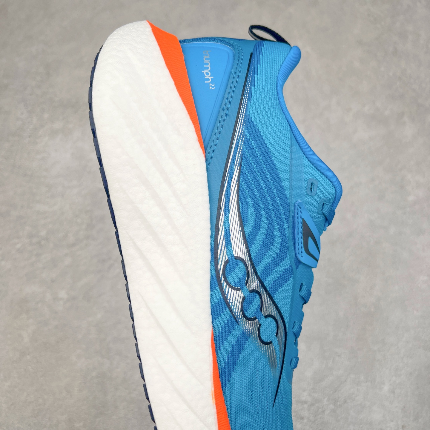 图片[6]-Saucony Triumph 22 索康尼胜利22代旗舰级缓震型跑鞋 性能相比前几代再升级：鞋面采用全新升级的工学网设计 贴合脚部更透气 中底部分使用最新的PWRRUN+材质 搭配PWRRUN+鞋垫使中底的大幅加厚 10mm坡差进一步提供缓震、回弹性能 内底则采用了FORMFIT动态适应系统 动态契合脚型 提升包裹性和舒适性 提供更卓越的动态回馈体验 XT-900橡胶大底 可提供良好的抓地力和较强抗磨性能 尺码：35.5 36 36.5 37.5 38 38.5 39 40 40.5 41 42 42.5 43 44 44.5 45-选品中心