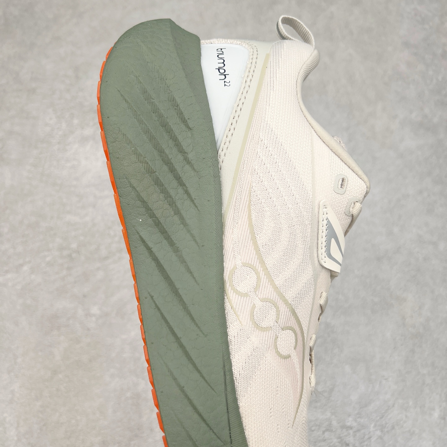 图片[6]-Saucony Triumph 22 索康尼胜利22代旗舰级缓震型跑鞋 性能相比前几代再升级：鞋面采用全新升级的工学网设计 贴合脚部更透气 中底部分使用最新的PWRRUN+材质 搭配PWRRUN+鞋垫使中底的大幅加厚 10mm坡差进一步提供缓震、回弹性能 内底则采用了FORMFIT动态适应系统 动态契合脚型 提升包裹性和舒适性 提供更卓越的动态回馈体验 XT-900橡胶大底 可提供良好的抓地力和较强抗磨性能 尺码：35.5 36 36.5 37.5 38 38.5 39 40 40.5 41 42 42.5 43 44 44.5 45-选品中心