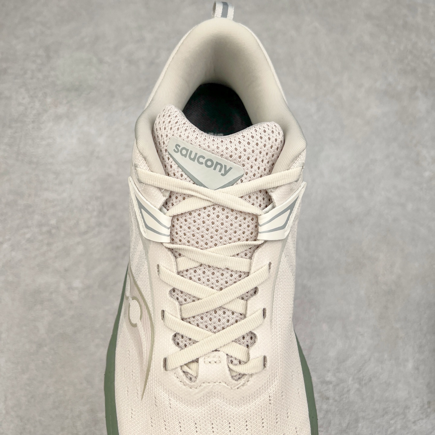 图片[5]-Saucony Triumph 22 索康尼胜利22代旗舰级缓震型跑鞋 性能相比前几代再升级：鞋面采用全新升级的工学网设计 贴合脚部更透气 中底部分使用最新的PWRRUN+材质 搭配PWRRUN+鞋垫使中底的大幅加厚 10mm坡差进一步提供缓震、回弹性能 内底则采用了FORMFIT动态适应系统 动态契合脚型 提升包裹性和舒适性 提供更卓越的动态回馈体验 XT-900橡胶大底 可提供良好的抓地力和较强抗磨性能 尺码：35.5 36 36.5 37.5 38 38.5 39 40 40.5 41 42 42.5 43 44 44.5 45-选品中心