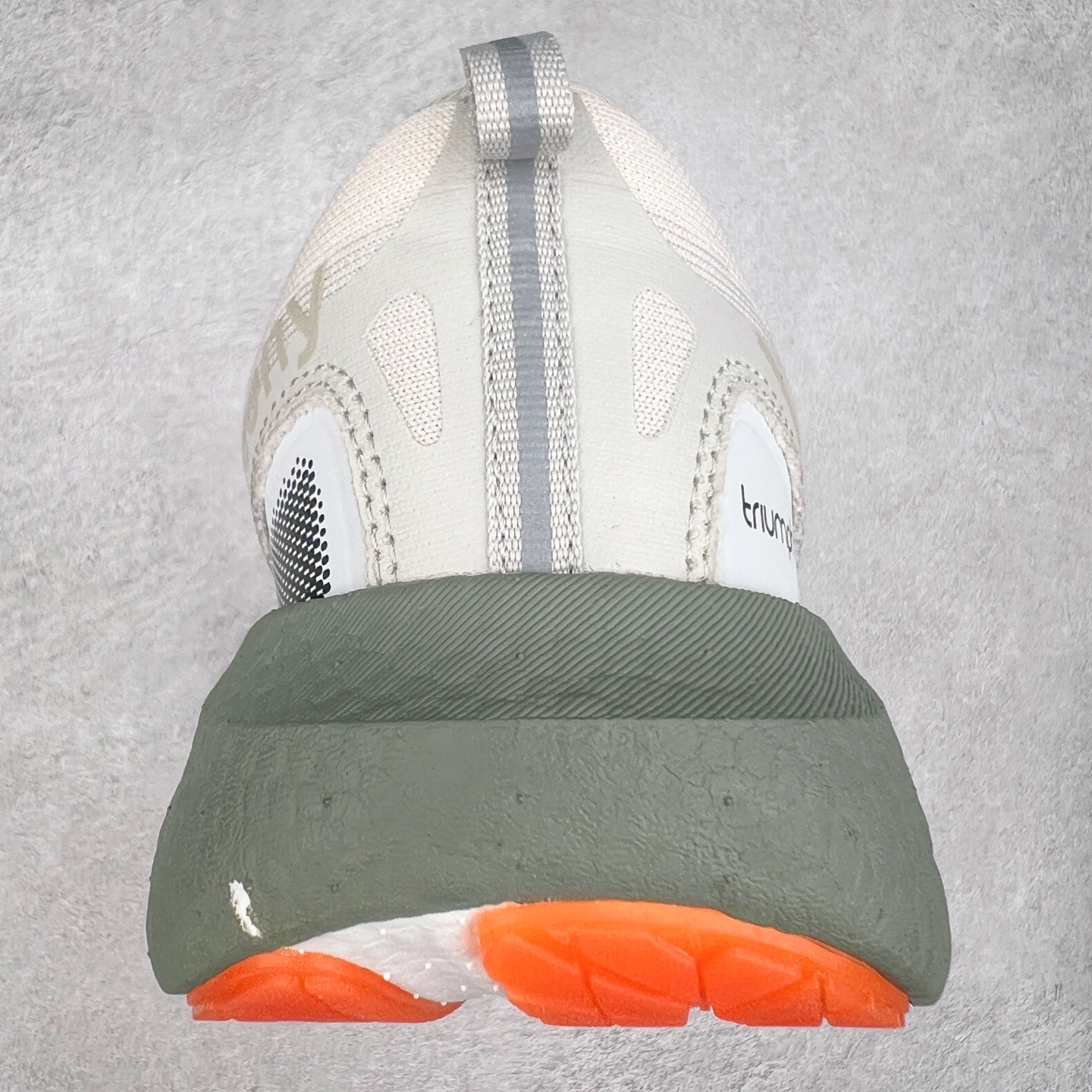 图片[8]-Saucony Triumph 22 索康尼胜利22代旗舰级缓震型跑鞋 性能相比前几代再升级：鞋面采用全新升级的工学网设计 贴合脚部更透气 中底部分使用最新的PWRRUN+材质 搭配PWRRUN+鞋垫使中底的大幅加厚 10mm坡差进一步提供缓震、回弹性能 内底则采用了FORMFIT动态适应系统 动态契合脚型 提升包裹性和舒适性 提供更卓越的动态回馈体验 XT-900橡胶大底 可提供良好的抓地力和较强抗磨性能 尺码：35.5 36 36.5 37.5 38 38.5 39 40 40.5 41 42 42.5 43 44 44.5 45-选品中心