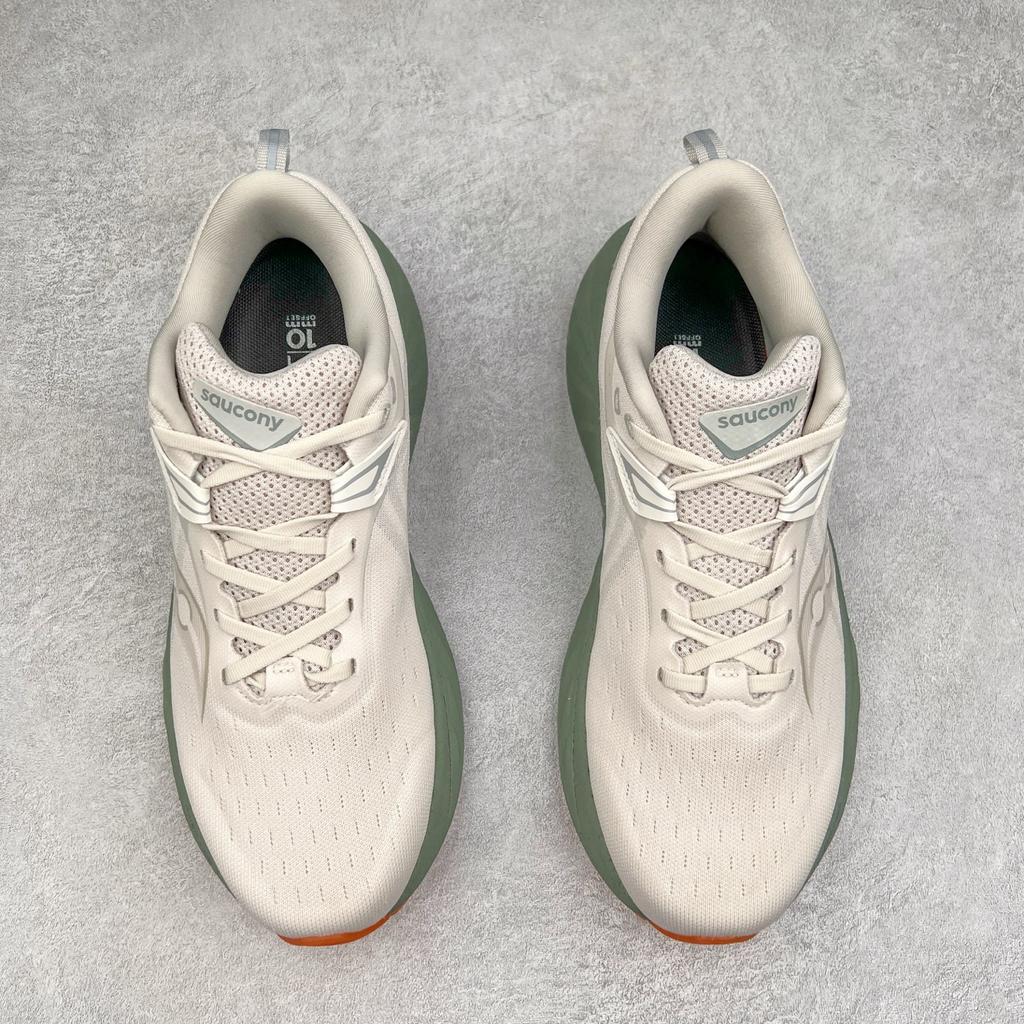 图片[2]-Saucony Triumph 22 索康尼胜利22代旗舰级缓震型跑鞋 性能相比前几代再升级：鞋面采用全新升级的工学网设计 贴合脚部更透气 中底部分使用最新的PWRRUN+材质 搭配PWRRUN+鞋垫使中底的大幅加厚 10mm坡差进一步提供缓震、回弹性能 内底则采用了FORMFIT动态适应系统 动态契合脚型 提升包裹性和舒适性 提供更卓越的动态回馈体验 XT-900橡胶大底 可提供良好的抓地力和较强抗磨性能 尺码：35.5 36 36.5 37.5 38 38.5 39 40 40.5 41 42 42.5 43 44 44.5 45-选品中心