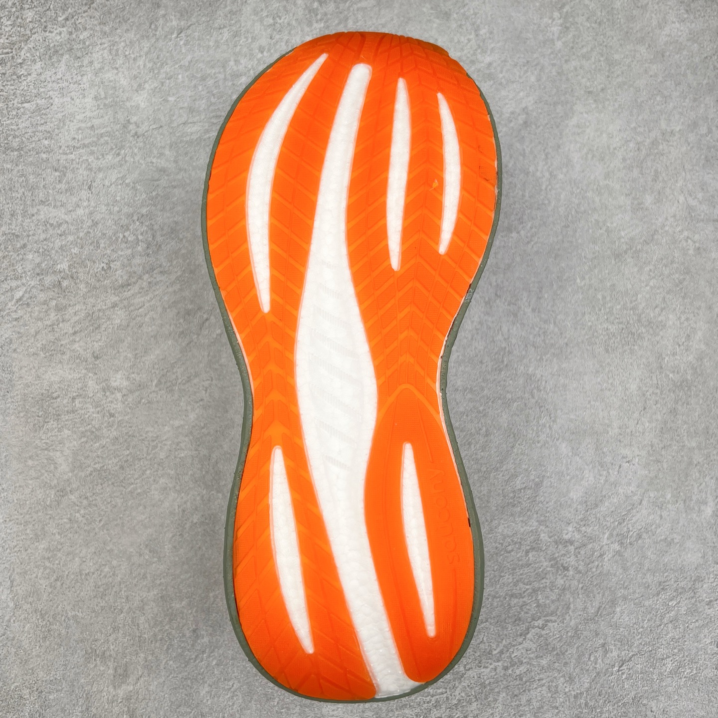 图片[9]-Saucony Triumph 22 索康尼胜利22代旗舰级缓震型跑鞋 性能相比前几代再升级：鞋面采用全新升级的工学网设计 贴合脚部更透气 中底部分使用最新的PWRRUN+材质 搭配PWRRUN+鞋垫使中底的大幅加厚 10mm坡差进一步提供缓震、回弹性能 内底则采用了FORMFIT动态适应系统 动态契合脚型 提升包裹性和舒适性 提供更卓越的动态回馈体验 XT-900橡胶大底 可提供良好的抓地力和较强抗磨性能 尺码：35.5 36 36.5 37.5 38 38.5 39 40 40.5 41 42 42.5 43 44 44.5 45-选品中心