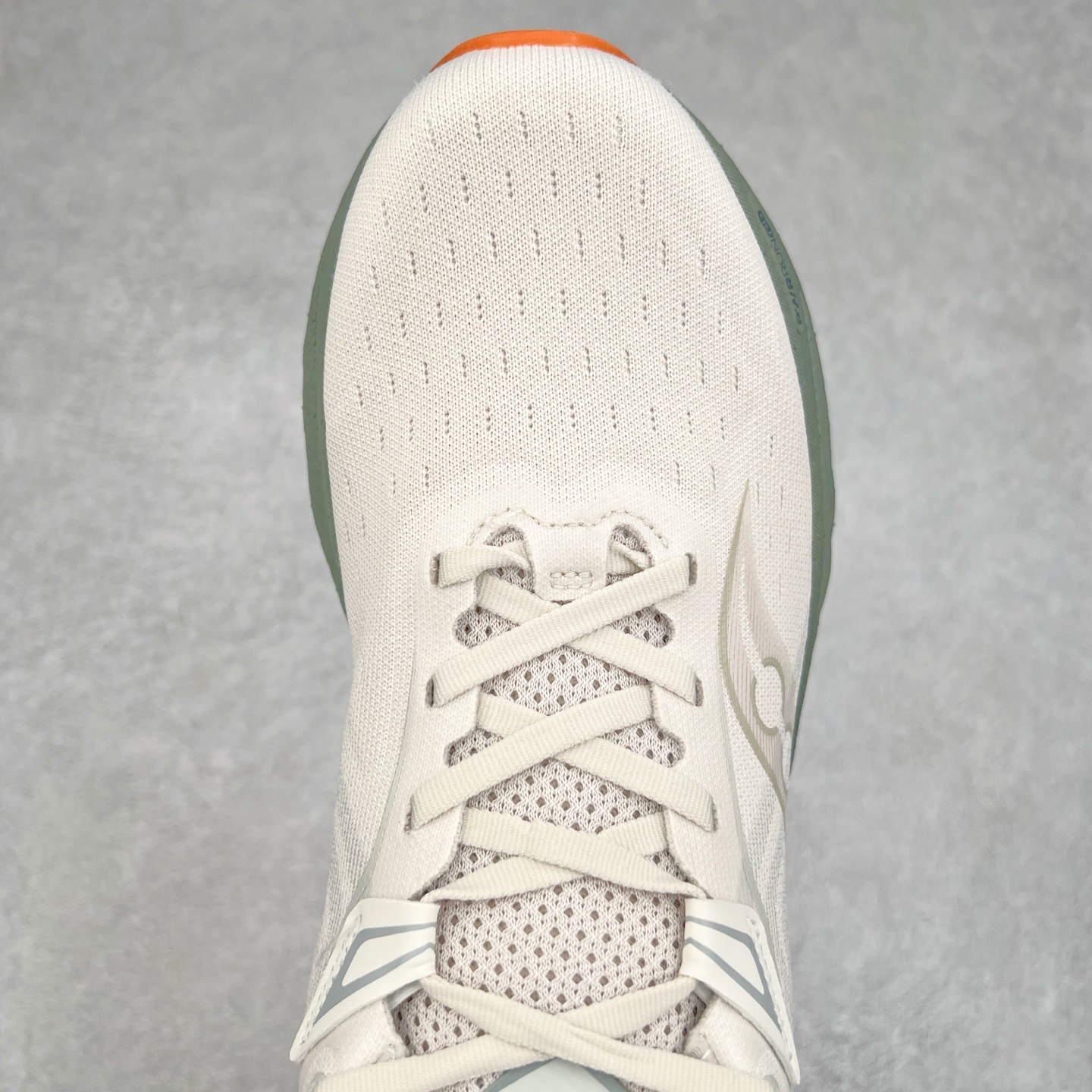 图片[4]-Saucony Triumph 22 索康尼胜利22代旗舰级缓震型跑鞋 性能相比前几代再升级：鞋面采用全新升级的工学网设计 贴合脚部更透气 中底部分使用最新的PWRRUN+材质 搭配PWRRUN+鞋垫使中底的大幅加厚 10mm坡差进一步提供缓震、回弹性能 内底则采用了FORMFIT动态适应系统 动态契合脚型 提升包裹性和舒适性 提供更卓越的动态回馈体验 XT-900橡胶大底 可提供良好的抓地力和较强抗磨性能 尺码：35.5 36 36.5 37.5 38 38.5 39 40 40.5 41 42 42.5 43 44 44.5 45-选品中心