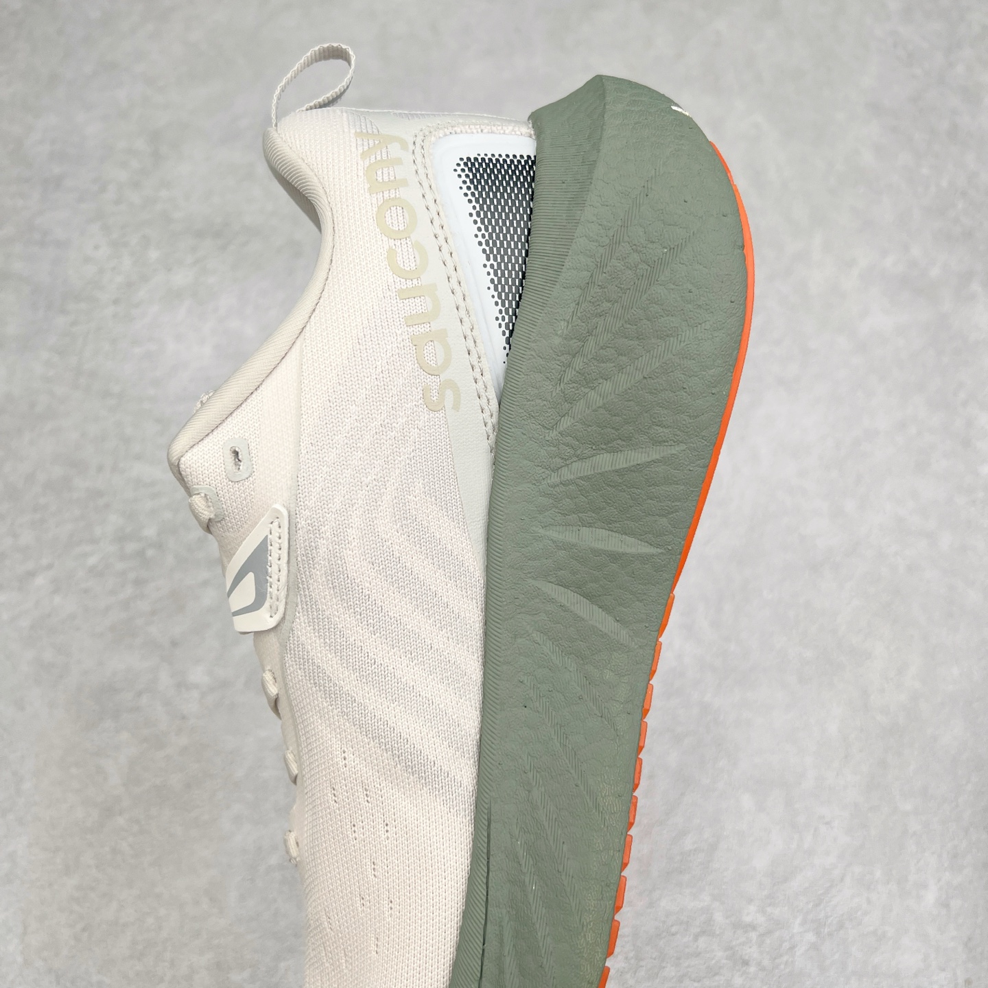 图片[7]-Saucony Triumph 22 索康尼胜利22代旗舰级缓震型跑鞋 性能相比前几代再升级：鞋面采用全新升级的工学网设计 贴合脚部更透气 中底部分使用最新的PWRRUN+材质 搭配PWRRUN+鞋垫使中底的大幅加厚 10mm坡差进一步提供缓震、回弹性能 内底则采用了FORMFIT动态适应系统 动态契合脚型 提升包裹性和舒适性 提供更卓越的动态回馈体验 XT-900橡胶大底 可提供良好的抓地力和较强抗磨性能 尺码：35.5 36 36.5 37.5 38 38.5 39 40 40.5 41 42 42.5 43 44 44.5 45-选品中心