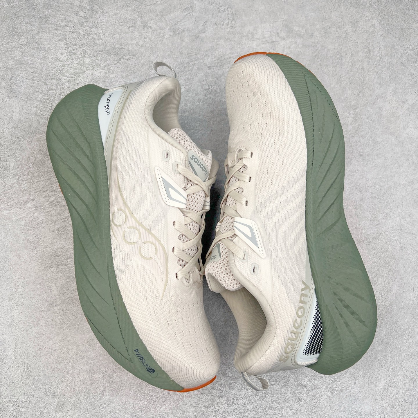 图片[3]-Saucony Triumph 22 索康尼胜利22代旗舰级缓震型跑鞋 性能相比前几代再升级：鞋面采用全新升级的工学网设计 贴合脚部更透气 中底部分使用最新的PWRRUN+材质 搭配PWRRUN+鞋垫使中底的大幅加厚 10mm坡差进一步提供缓震、回弹性能 内底则采用了FORMFIT动态适应系统 动态契合脚型 提升包裹性和舒适性 提供更卓越的动态回馈体验 XT-900橡胶大底 可提供良好的抓地力和较强抗磨性能 尺码：35.5 36 36.5 37.5 38 38.5 39 40 40.5 41 42 42.5 43 44 44.5 45-选品中心