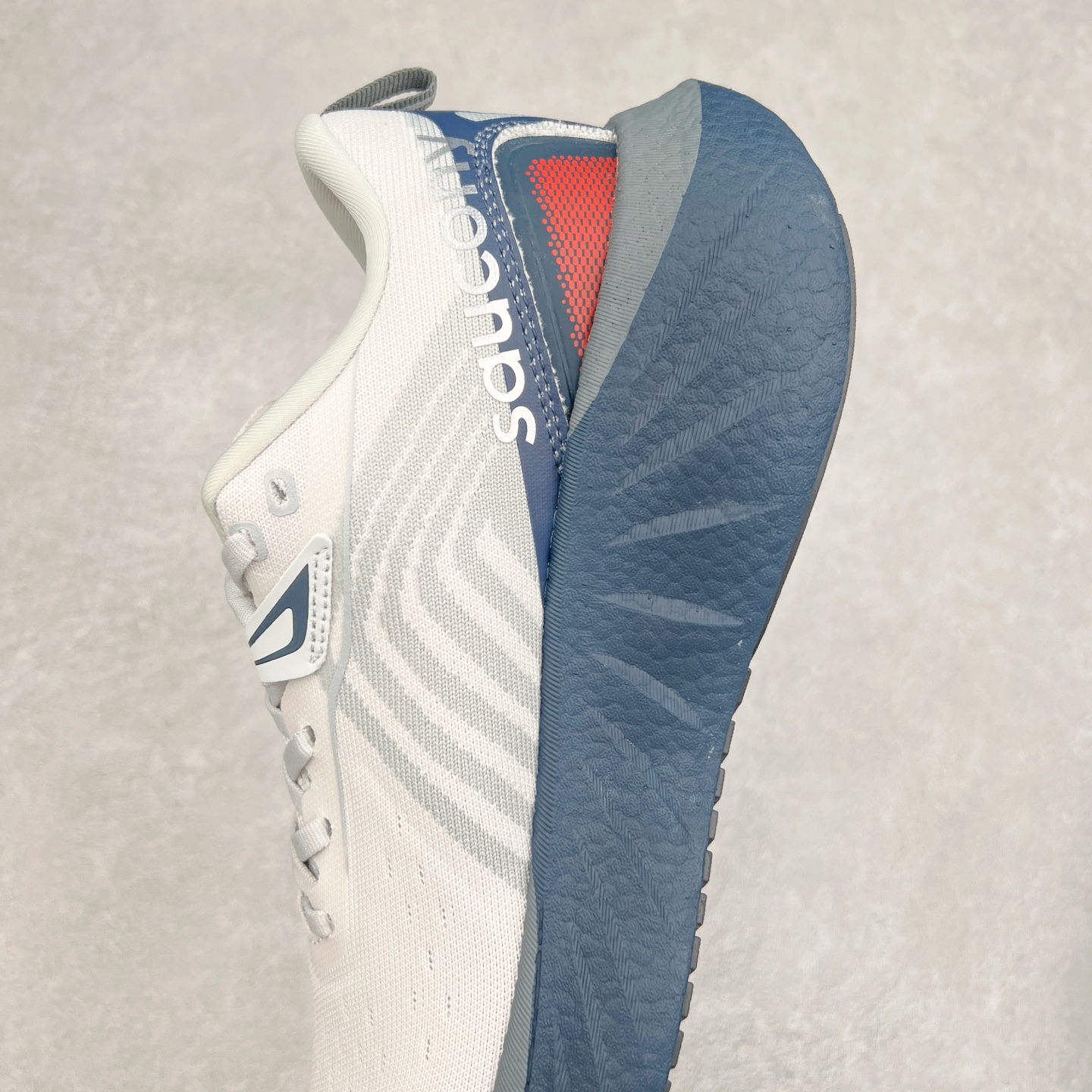 图片[7]-Saucony Triumph 22 索康尼胜利22代旗舰级缓震型跑鞋 性能相比前几代再升级：鞋面采用全新升级的工学网设计 贴合脚部更透气 中底部分使用最新的PWRRUN+材质 搭配PWRRUN+鞋垫使中底的大幅加厚 10mm坡差进一步提供缓震、回弹性能 内底则采用了FORMFIT动态适应系统 动态契合脚型 提升包裹性和舒适性 提供更卓越的动态回馈体验 XT-900橡胶大底 可提供良好的抓地力和较强抗磨性能 尺码：35.5 36 36.5 37.5 38 38.5 39 40 40.5 41 42 42.5 43 44 44.5 45-选品中心