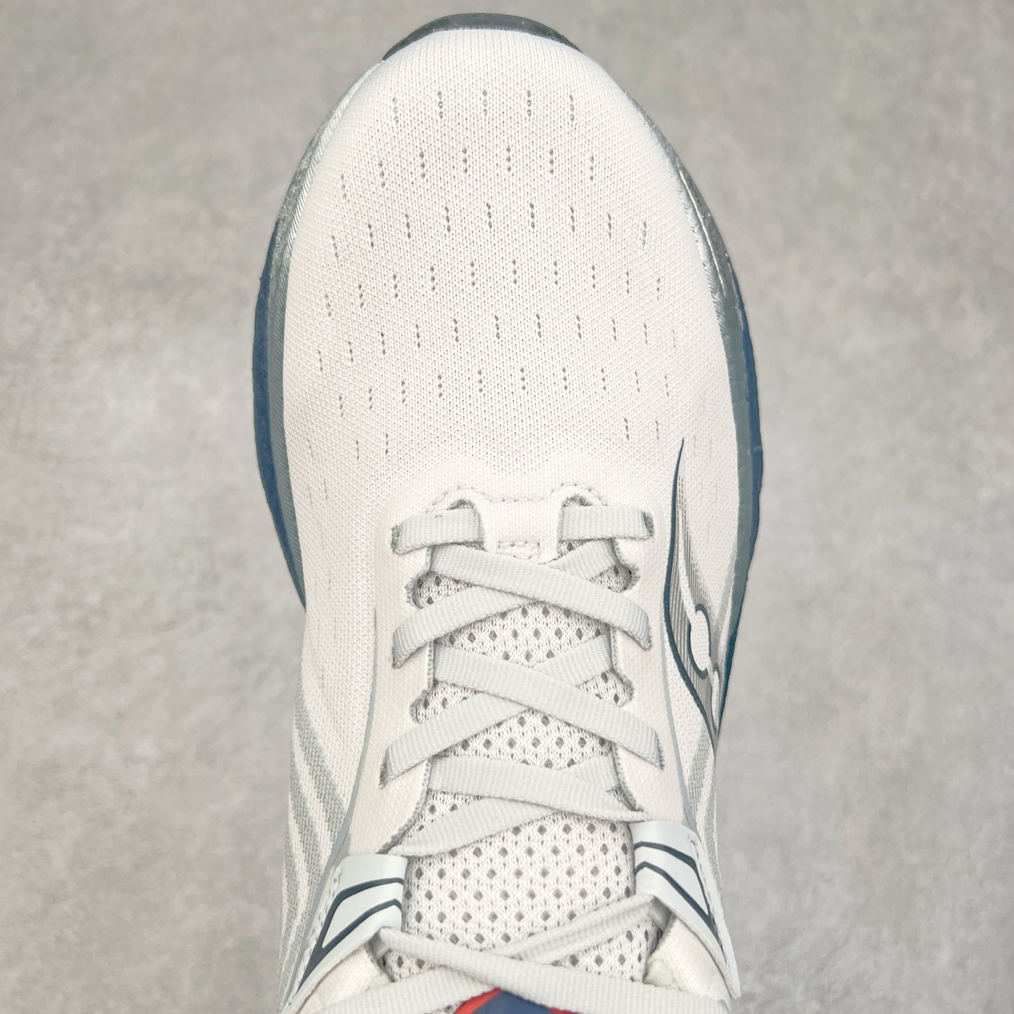 图片[4]-Saucony Triumph 22 索康尼胜利22代旗舰级缓震型跑鞋 性能相比前几代再升级：鞋面采用全新升级的工学网设计 贴合脚部更透气 中底部分使用最新的PWRRUN+材质 搭配PWRRUN+鞋垫使中底的大幅加厚 10mm坡差进一步提供缓震、回弹性能 内底则采用了FORMFIT动态适应系统 动态契合脚型 提升包裹性和舒适性 提供更卓越的动态回馈体验 XT-900橡胶大底 可提供良好的抓地力和较强抗磨性能 尺码：35.5 36 36.5 37.5 38 38.5 39 40 40.5 41 42 42.5 43 44 44.5 45-选品中心