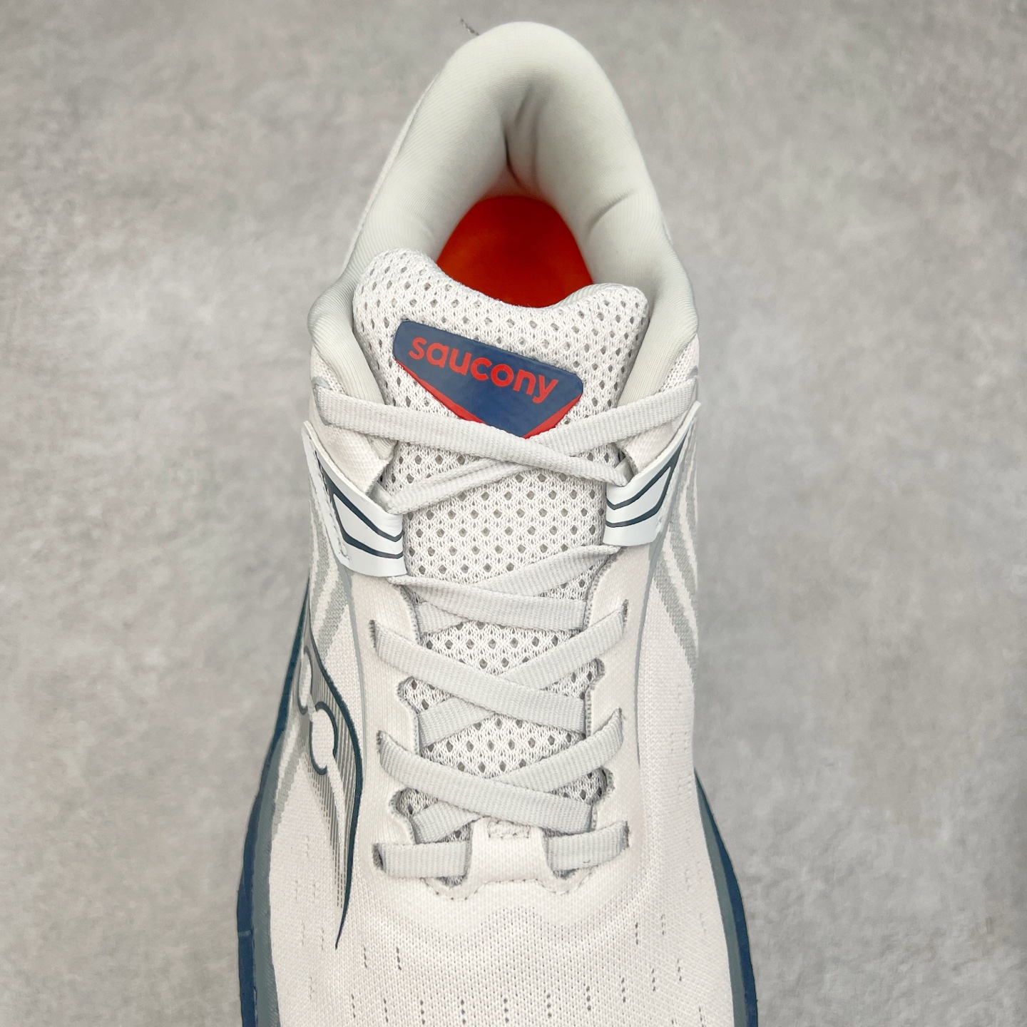 图片[5]-Saucony Triumph 22 索康尼胜利22代旗舰级缓震型跑鞋 性能相比前几代再升级：鞋面采用全新升级的工学网设计 贴合脚部更透气 中底部分使用最新的PWRRUN+材质 搭配PWRRUN+鞋垫使中底的大幅加厚 10mm坡差进一步提供缓震、回弹性能 内底则采用了FORMFIT动态适应系统 动态契合脚型 提升包裹性和舒适性 提供更卓越的动态回馈体验 XT-900橡胶大底 可提供良好的抓地力和较强抗磨性能 尺码：35.5 36 36.5 37.5 38 38.5 39 40 40.5 41 42 42.5 43 44 44.5 45-选品中心