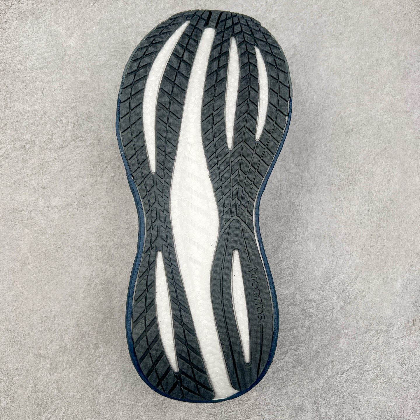 图片[9]-Saucony Triumph 22 索康尼胜利22代旗舰级缓震型跑鞋 性能相比前几代再升级：鞋面采用全新升级的工学网设计 贴合脚部更透气 中底部分使用最新的PWRRUN+材质 搭配PWRRUN+鞋垫使中底的大幅加厚 10mm坡差进一步提供缓震、回弹性能 内底则采用了FORMFIT动态适应系统 动态契合脚型 提升包裹性和舒适性 提供更卓越的动态回馈体验 XT-900橡胶大底 可提供良好的抓地力和较强抗磨性能 尺码：35.5 36 36.5 37.5 38 38.5 39 40 40.5 41 42 42.5 43 44 44.5 45-选品中心