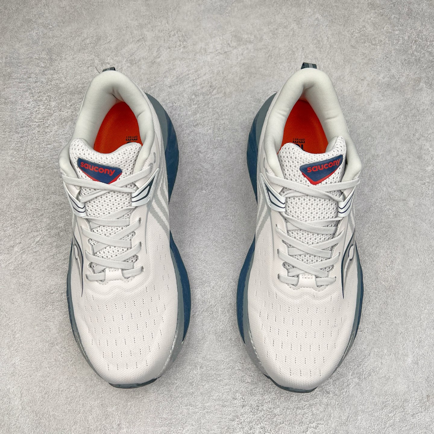 图片[2]-Saucony Triumph 22 索康尼胜利22代旗舰级缓震型跑鞋 性能相比前几代再升级：鞋面采用全新升级的工学网设计 贴合脚部更透气 中底部分使用最新的PWRRUN+材质 搭配PWRRUN+鞋垫使中底的大幅加厚 10mm坡差进一步提供缓震、回弹性能 内底则采用了FORMFIT动态适应系统 动态契合脚型 提升包裹性和舒适性 提供更卓越的动态回馈体验 XT-900橡胶大底 可提供良好的抓地力和较强抗磨性能 尺码：35.5 36 36.5 37.5 38 38.5 39 40 40.5 41 42 42.5 43 44 44.5 45-选品中心