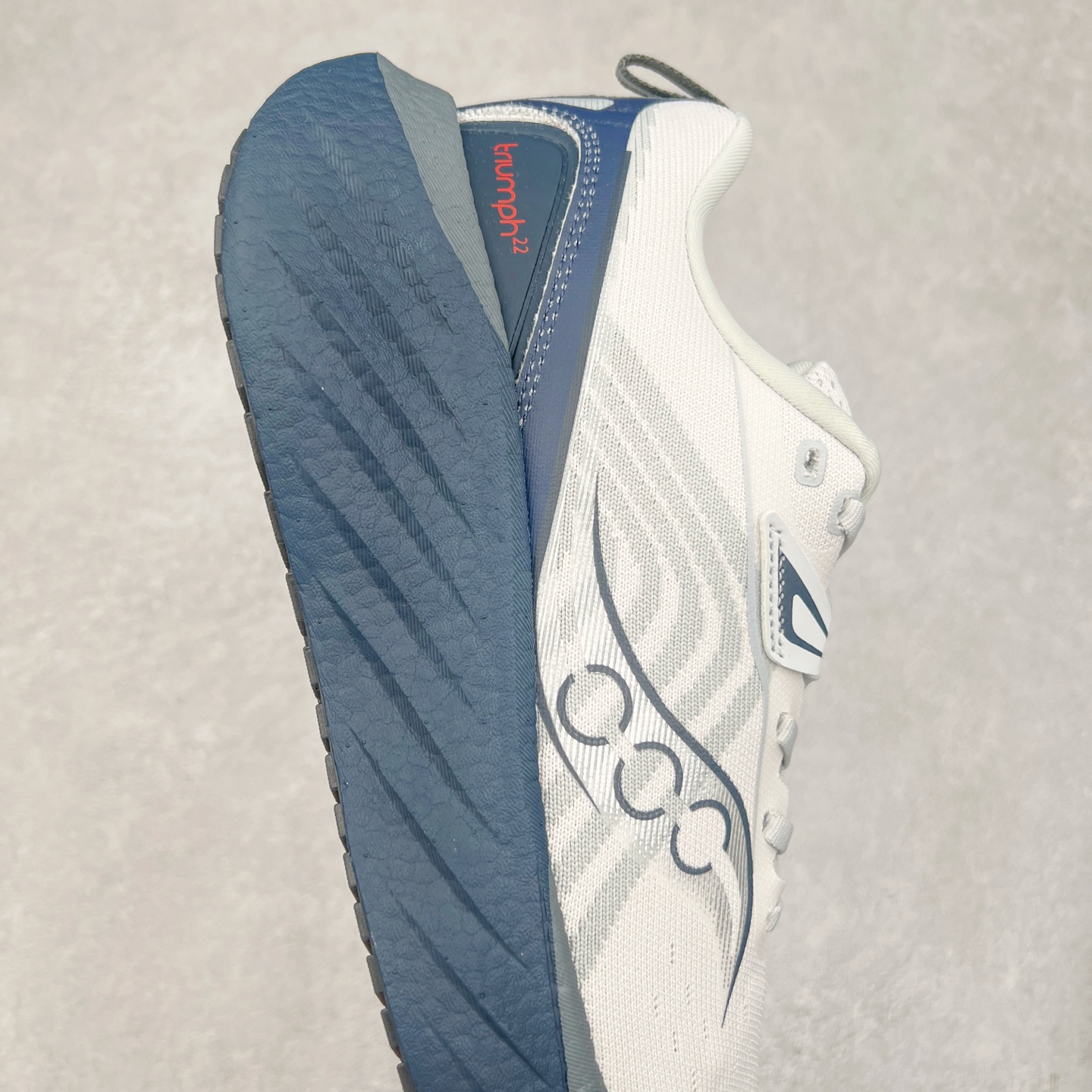 图片[6]-Saucony Triumph 22 索康尼胜利22代旗舰级缓震型跑鞋 性能相比前几代再升级：鞋面采用全新升级的工学网设计 贴合脚部更透气 中底部分使用最新的PWRRUN+材质 搭配PWRRUN+鞋垫使中底的大幅加厚 10mm坡差进一步提供缓震、回弹性能 内底则采用了FORMFIT动态适应系统 动态契合脚型 提升包裹性和舒适性 提供更卓越的动态回馈体验 XT-900橡胶大底 可提供良好的抓地力和较强抗磨性能 尺码：35.5 36 36.5 37.5 38 38.5 39 40 40.5 41 42 42.5 43 44 44.5 45-选品中心