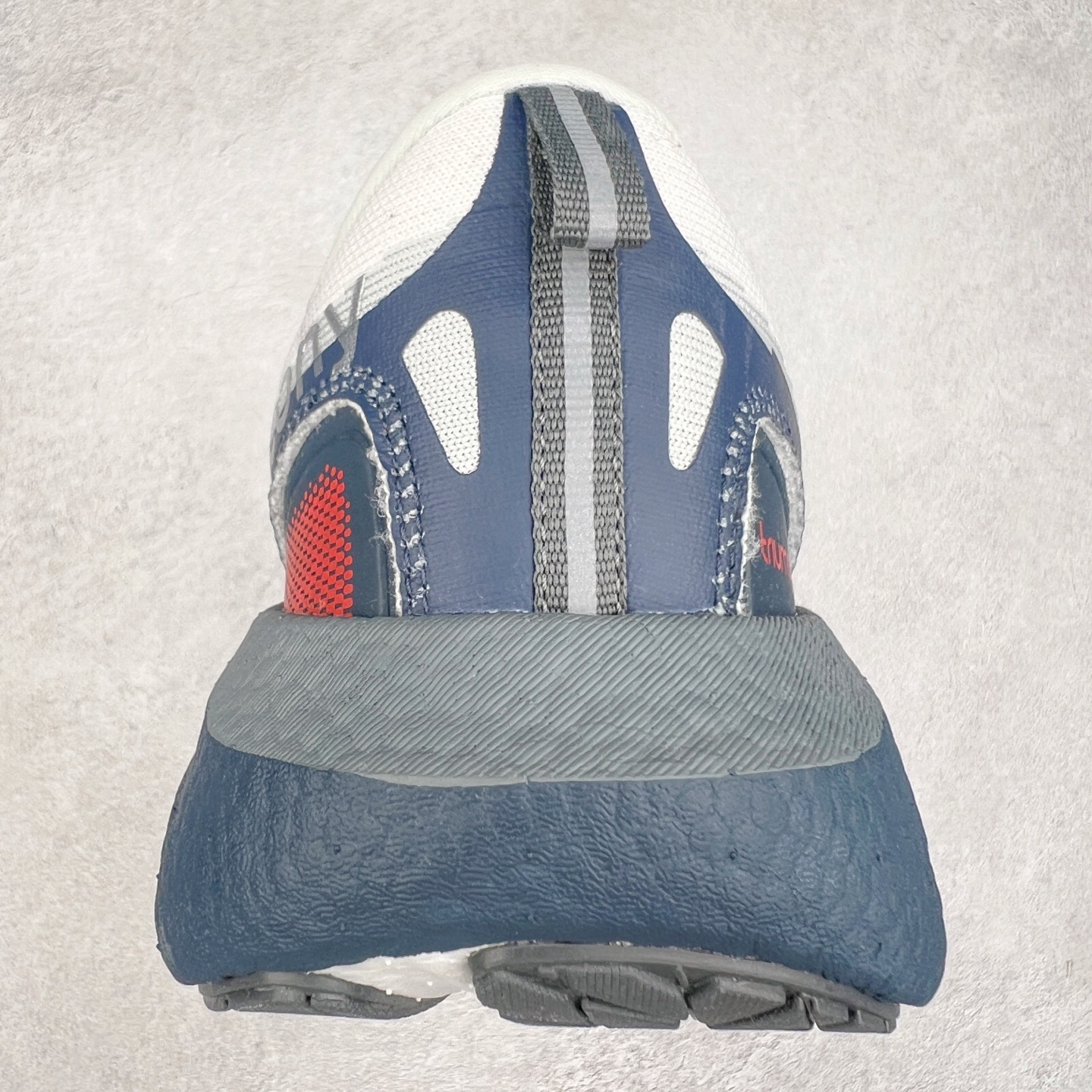 图片[8]-Saucony Triumph 22 索康尼胜利22代旗舰级缓震型跑鞋 性能相比前几代再升级：鞋面采用全新升级的工学网设计 贴合脚部更透气 中底部分使用最新的PWRRUN+材质 搭配PWRRUN+鞋垫使中底的大幅加厚 10mm坡差进一步提供缓震、回弹性能 内底则采用了FORMFIT动态适应系统 动态契合脚型 提升包裹性和舒适性 提供更卓越的动态回馈体验 XT-900橡胶大底 可提供良好的抓地力和较强抗磨性能 尺码：35.5 36 36.5 37.5 38 38.5 39 40 40.5 41 42 42.5 43 44 44.5 45-选品中心