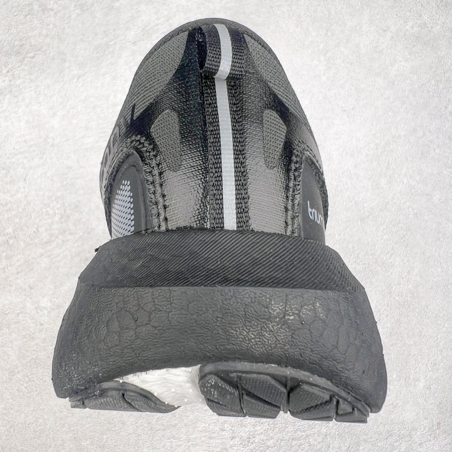 图片[8]-Saucony Triumph 22 索康尼胜利22代旗舰级缓震型跑鞋 性能相比前几代再升级：鞋面采用全新升级的工学网设计 贴合脚部更透气 中底部分使用最新的PWRRUN+材质 搭配PWRRUN+鞋垫使中底的大幅加厚 10mm坡差进一步提供缓震、回弹性能 内底则采用了FORMFIT动态适应系统 动态契合脚型 提升包裹性和舒适性 提供更卓越的动态回馈体验 XT-900橡胶大底 可提供良好的抓地力和较强抗磨性能 尺码：35.5 36 36.5 37.5 38 38.5 39 40 40.5 41 42 42.5 43 44 44.5 45-选品中心