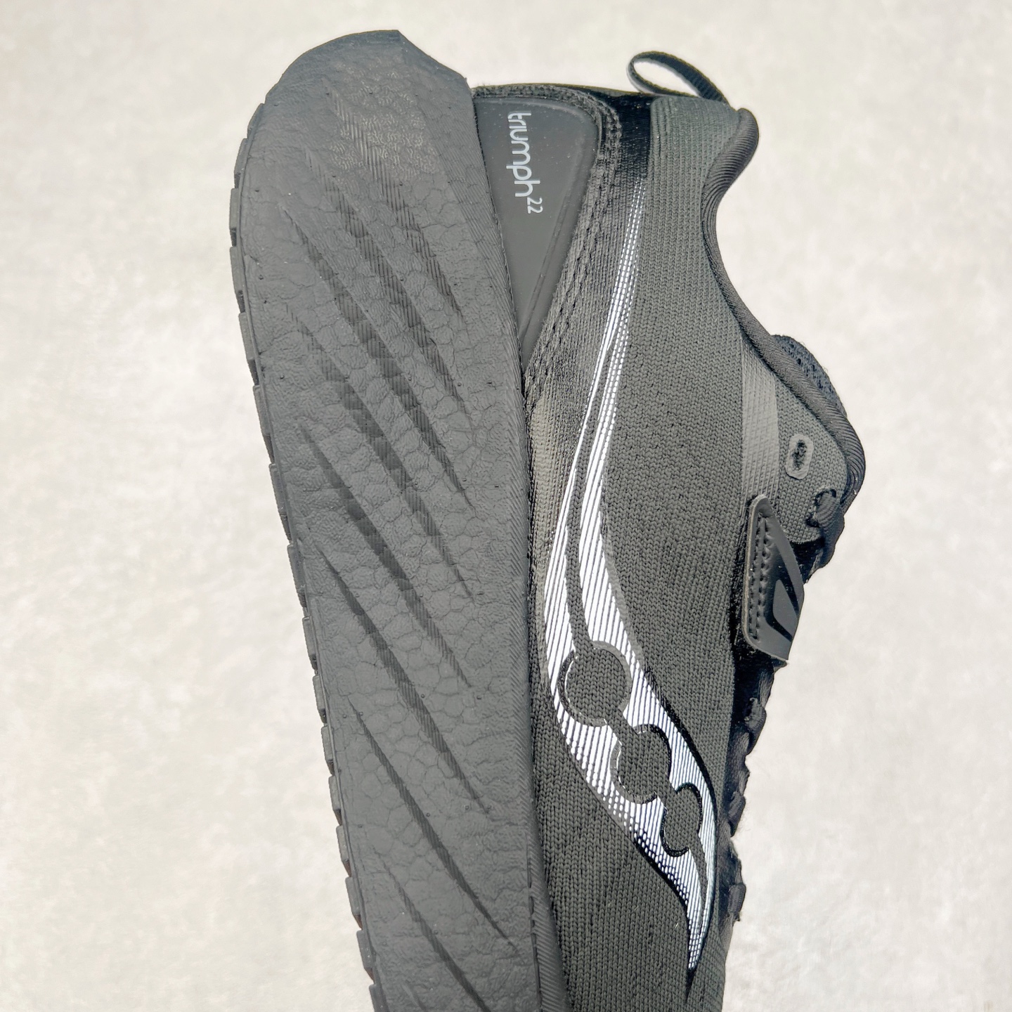 图片[6]-Saucony Triumph 22 索康尼胜利22代旗舰级缓震型跑鞋 性能相比前几代再升级：鞋面采用全新升级的工学网设计 贴合脚部更透气 中底部分使用最新的PWRRUN+材质 搭配PWRRUN+鞋垫使中底的大幅加厚 10mm坡差进一步提供缓震、回弹性能 内底则采用了FORMFIT动态适应系统 动态契合脚型 提升包裹性和舒适性 提供更卓越的动态回馈体验 XT-900橡胶大底 可提供良好的抓地力和较强抗磨性能 尺码：35.5 36 36.5 37.5 38 38.5 39 40 40.5 41 42 42.5 43 44 44.5 45-选品中心