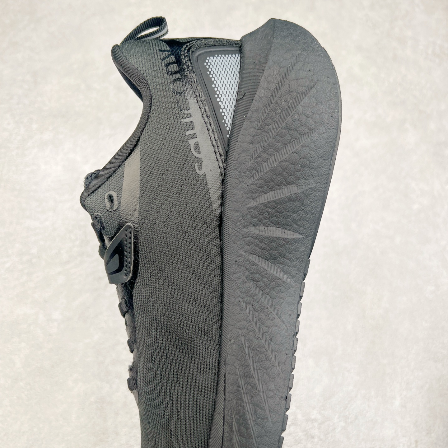 图片[7]-Saucony Triumph 22 索康尼胜利22代旗舰级缓震型跑鞋 性能相比前几代再升级：鞋面采用全新升级的工学网设计 贴合脚部更透气 中底部分使用最新的PWRRUN+材质 搭配PWRRUN+鞋垫使中底的大幅加厚 10mm坡差进一步提供缓震、回弹性能 内底则采用了FORMFIT动态适应系统 动态契合脚型 提升包裹性和舒适性 提供更卓越的动态回馈体验 XT-900橡胶大底 可提供良好的抓地力和较强抗磨性能 尺码：35.5 36 36.5 37.5 38 38.5 39 40 40.5 41 42 42.5 43 44 44.5 45-选品中心