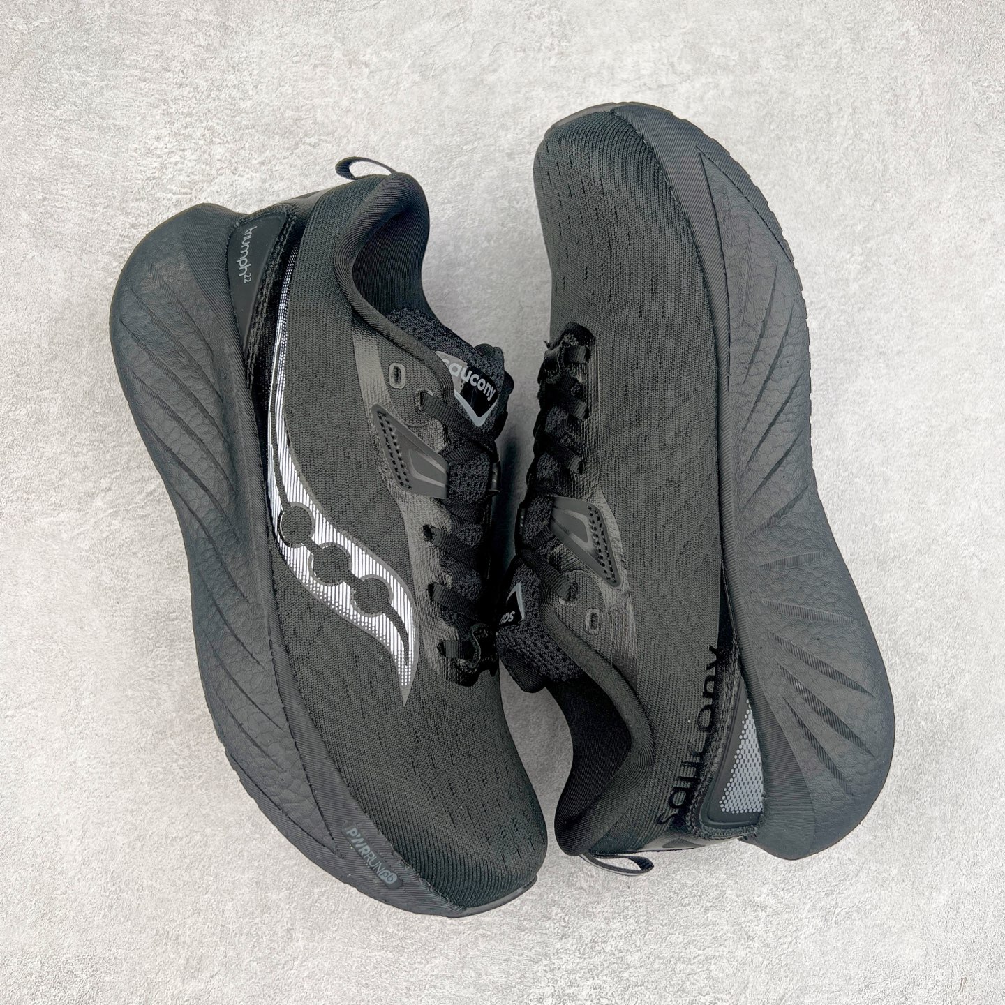 图片[3]-Saucony Triumph 22 索康尼胜利22代旗舰级缓震型跑鞋 性能相比前几代再升级：鞋面采用全新升级的工学网设计 贴合脚部更透气 中底部分使用最新的PWRRUN+材质 搭配PWRRUN+鞋垫使中底的大幅加厚 10mm坡差进一步提供缓震、回弹性能 内底则采用了FORMFIT动态适应系统 动态契合脚型 提升包裹性和舒适性 提供更卓越的动态回馈体验 XT-900橡胶大底 可提供良好的抓地力和较强抗磨性能 尺码：35.5 36 36.5 37.5 38 38.5 39 40 40.5 41 42 42.5 43 44 44.5 45-选品中心