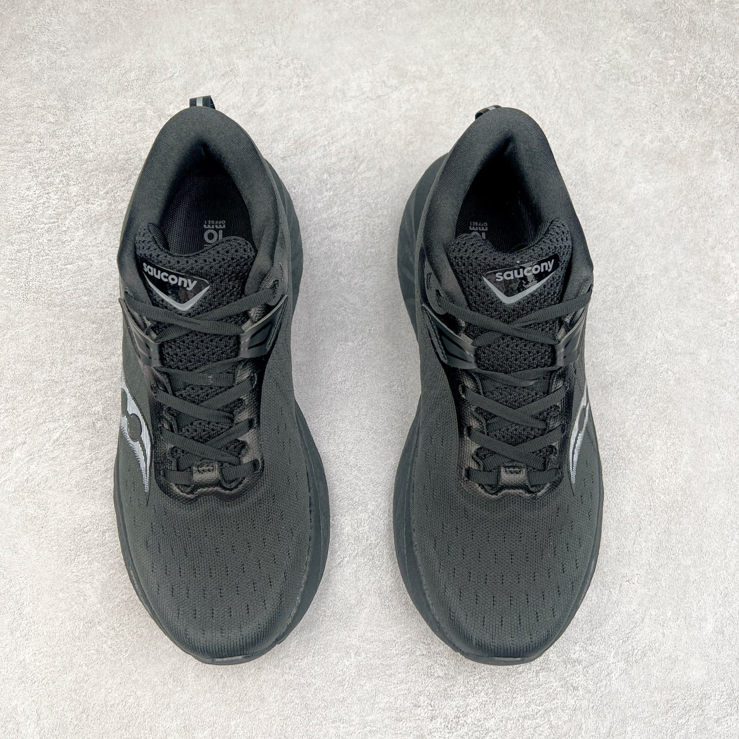 图片[2]-Saucony Triumph 22 索康尼胜利22代旗舰级缓震型跑鞋 性能相比前几代再升级：鞋面采用全新升级的工学网设计 贴合脚部更透气 中底部分使用最新的PWRRUN+材质 搭配PWRRUN+鞋垫使中底的大幅加厚 10mm坡差进一步提供缓震、回弹性能 内底则采用了FORMFIT动态适应系统 动态契合脚型 提升包裹性和舒适性 提供更卓越的动态回馈体验 XT-900橡胶大底 可提供良好的抓地力和较强抗磨性能 尺码：35.5 36 36.5 37.5 38 38.5 39 40 40.5 41 42 42.5 43 44 44.5 45-选品中心