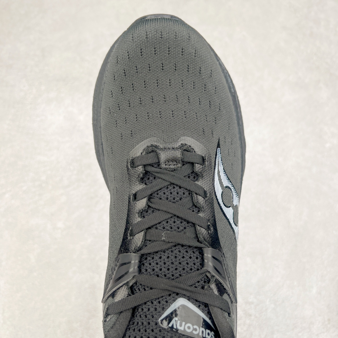 图片[4]-Saucony Triumph 22 索康尼胜利22代旗舰级缓震型跑鞋 性能相比前几代再升级：鞋面采用全新升级的工学网设计 贴合脚部更透气 中底部分使用最新的PWRRUN+材质 搭配PWRRUN+鞋垫使中底的大幅加厚 10mm坡差进一步提供缓震、回弹性能 内底则采用了FORMFIT动态适应系统 动态契合脚型 提升包裹性和舒适性 提供更卓越的动态回馈体验 XT-900橡胶大底 可提供良好的抓地力和较强抗磨性能 尺码：35.5 36 36.5 37.5 38 38.5 39 40 40.5 41 42 42.5 43 44 44.5 45-选品中心