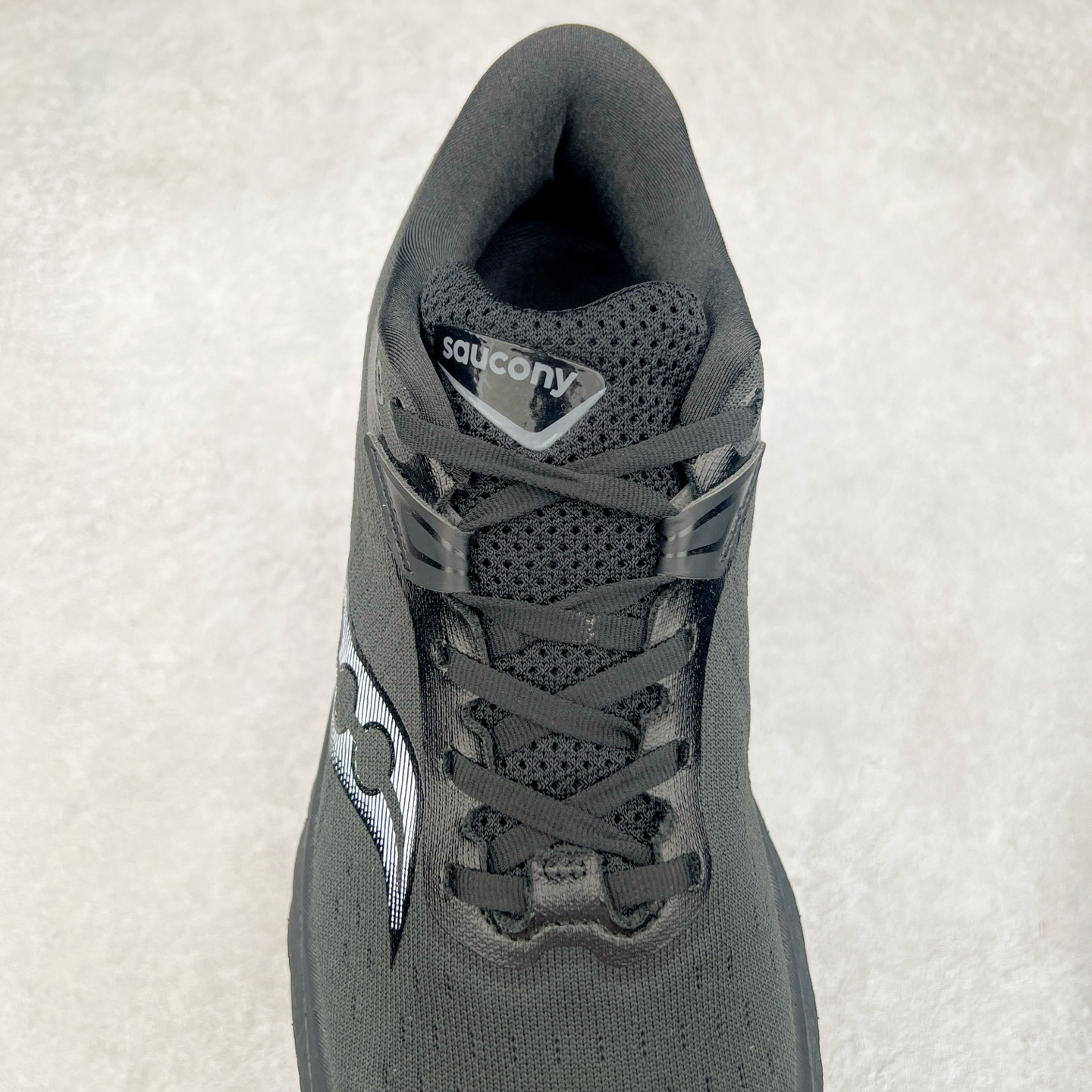 图片[5]-Saucony Triumph 22 索康尼胜利22代旗舰级缓震型跑鞋 性能相比前几代再升级：鞋面采用全新升级的工学网设计 贴合脚部更透气 中底部分使用最新的PWRRUN+材质 搭配PWRRUN+鞋垫使中底的大幅加厚 10mm坡差进一步提供缓震、回弹性能 内底则采用了FORMFIT动态适应系统 动态契合脚型 提升包裹性和舒适性 提供更卓越的动态回馈体验 XT-900橡胶大底 可提供良好的抓地力和较强抗磨性能 尺码：35.5 36 36.5 37.5 38 38.5 39 40 40.5 41 42 42.5 43 44 44.5 45-选品中心