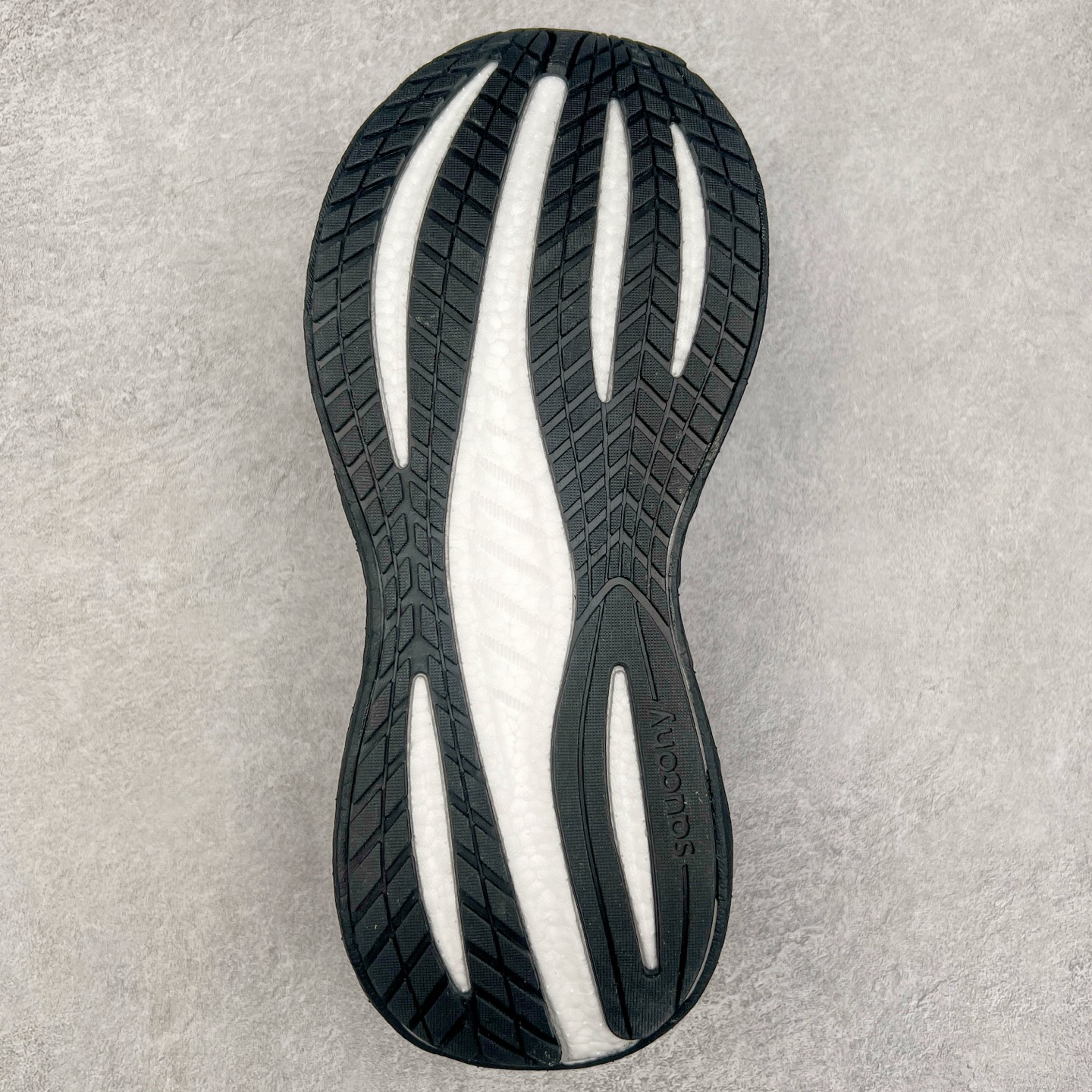 图片[9]-Saucony Triumph 22 索康尼胜利22代旗舰级缓震型跑鞋 性能相比前几代再升级：鞋面采用全新升级的工学网设计 贴合脚部更透气 中底部分使用最新的PWRRUN+材质 搭配PWRRUN+鞋垫使中底的大幅加厚 10mm坡差进一步提供缓震、回弹性能 内底则采用了FORMFIT动态适应系统 动态契合脚型 提升包裹性和舒适性 提供更卓越的动态回馈体验 XT-900橡胶大底 可提供良好的抓地力和较强抗磨性能 尺码：35.5 36 36.5 37.5 38 38.5 39 40 40.5 41 42 42.5 43 44 44.5 45-选品中心