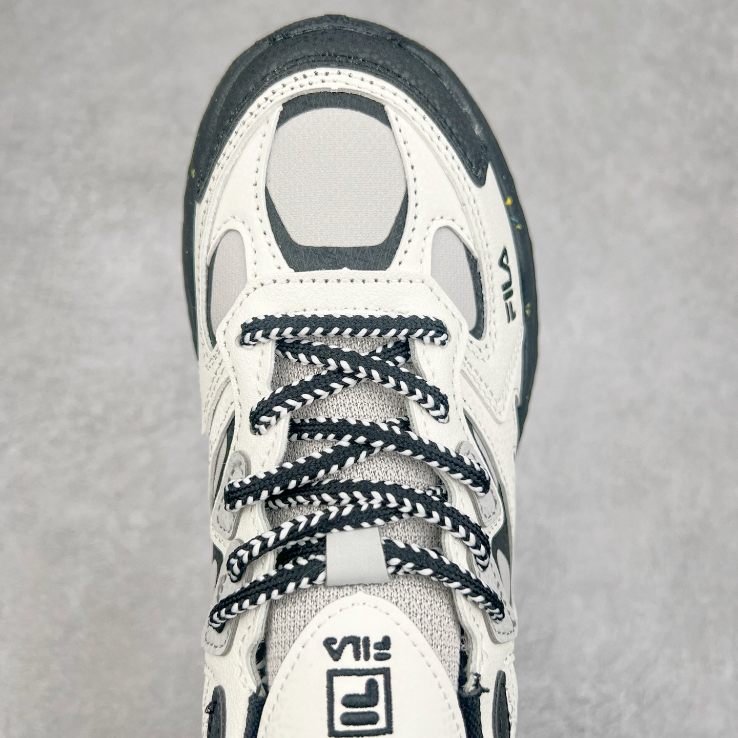 图片[4]-FILA FUSION Fluid 斐乐摩登潮牌防滑耐磨轻便运动鞋 FUSION 系列传承了 FILA 的百年基因，融入年轻运动及潮流文化，成为引领变革、创新突破的一代。以“1+N” 的跨界合作模式重现经典的同时创造经典。带来最出其不意的跨界合作惊喜。同时，FILAFUSION把FILA 的 DNA 融入到定制体验里，你可以随心制造厲于你的产品。FILA FUSION 的鞋家族涵盖了老爹鞋、跑步鞋、网球鞋、季节款。风格复古新潮，满足了时尚人士出行及各类运动的搭配需求，成为当下年轻人筷拥的鞋类品牌之一。FILA FUSION 走进年轻人的世界，通过年轻人运动，街舞，滑板，篮球，展现 FILA FUSION 的潮流态度和年轻文化。FILA FUSION 认为末来属于引领变革、创新突破的年轻一代，让我们一起构成 FILA 未来的蓝图吧！尺码：35.5 36 36.5 37.5 38 38.5 39 40 40.5 41 42 42.5 43 44 44.5 45 45.5-选品中心