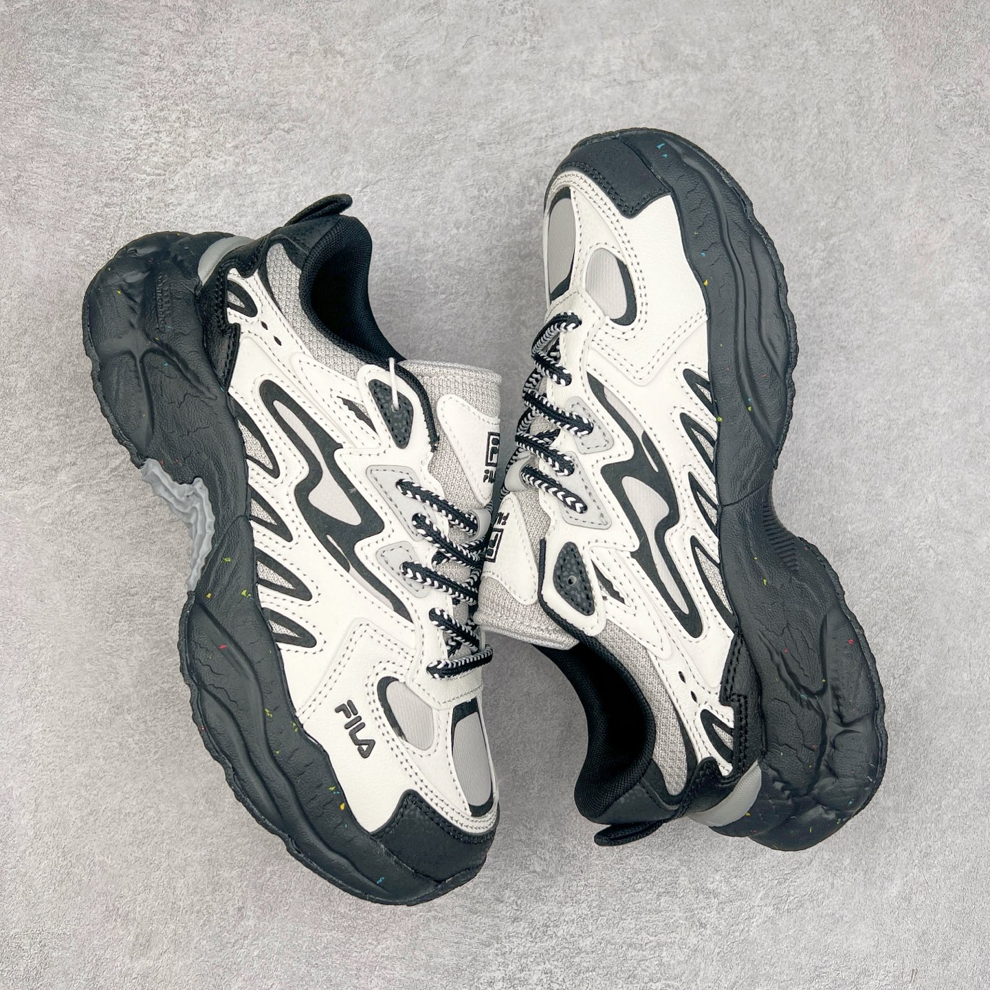 图片[3]-FILA FUSION Fluid 斐乐摩登潮牌防滑耐磨轻便运动鞋 FUSION 系列传承了 FILA 的百年基因，融入年轻运动及潮流文化，成为引领变革、创新突破的一代。以“1+N” 的跨界合作模式重现经典的同时创造经典。带来最出其不意的跨界合作惊喜。同时，FILAFUSION把FILA 的 DNA 融入到定制体验里，你可以随心制造厲于你的产品。FILA FUSION 的鞋家族涵盖了老爹鞋、跑步鞋、网球鞋、季节款。风格复古新潮，满足了时尚人士出行及各类运动的搭配需求，成为当下年轻人筷拥的鞋类品牌之一。FILA FUSION 走进年轻人的世界，通过年轻人运动，街舞，滑板，篮球，展现 FILA FUSION 的潮流态度和年轻文化。FILA FUSION 认为末来属于引领变革、创新突破的年轻一代，让我们一起构成 FILA 未来的蓝图吧！尺码：35.5 36 36.5 37.5 38 38.5 39 40 40.5 41 42 42.5 43 44 44.5 45 45.5-选品中心