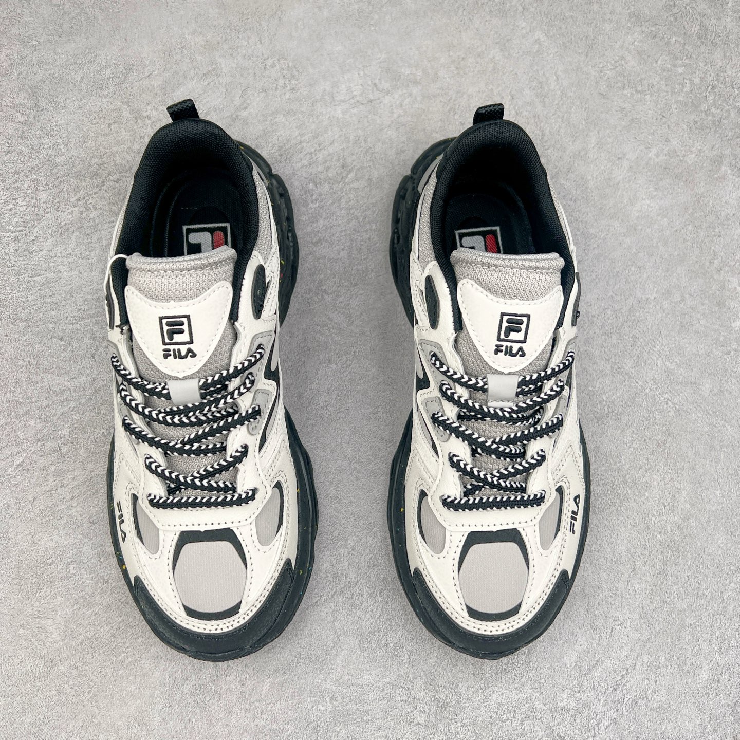 图片[2]-FILA FUSION Fluid 斐乐摩登潮牌防滑耐磨轻便运动鞋 FUSION 系列传承了 FILA 的百年基因，融入年轻运动及潮流文化，成为引领变革、创新突破的一代。以“1+N” 的跨界合作模式重现经典的同时创造经典。带来最出其不意的跨界合作惊喜。同时，FILAFUSION把FILA 的 DNA 融入到定制体验里，你可以随心制造厲于你的产品。FILA FUSION 的鞋家族涵盖了老爹鞋、跑步鞋、网球鞋、季节款。风格复古新潮，满足了时尚人士出行及各类运动的搭配需求，成为当下年轻人筷拥的鞋类品牌之一。FILA FUSION 走进年轻人的世界，通过年轻人运动，街舞，滑板，篮球，展现 FILA FUSION 的潮流态度和年轻文化。FILA FUSION 认为末来属于引领变革、创新突破的年轻一代，让我们一起构成 FILA 未来的蓝图吧！尺码：35.5 36 36.5 37.5 38 38.5 39 40 40.5 41 42 42.5 43 44 44.5 45 45.5-选品中心