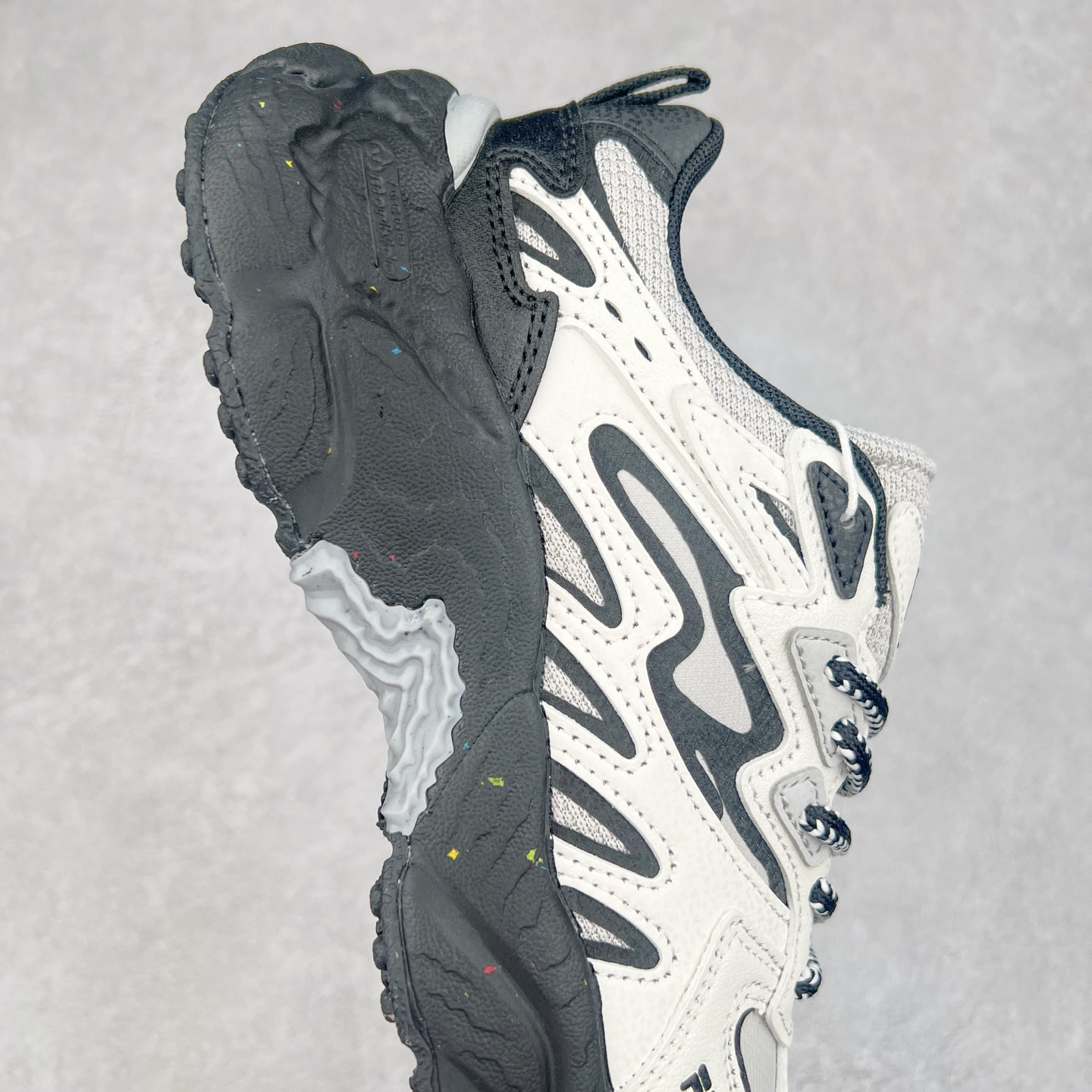 图片[6]-FILA FUSION Fluid 斐乐摩登潮牌防滑耐磨轻便运动鞋 FUSION 系列传承了 FILA 的百年基因，融入年轻运动及潮流文化，成为引领变革、创新突破的一代。以“1+N” 的跨界合作模式重现经典的同时创造经典。带来最出其不意的跨界合作惊喜。同时，FILAFUSION把FILA 的 DNA 融入到定制体验里，你可以随心制造厲于你的产品。FILA FUSION 的鞋家族涵盖了老爹鞋、跑步鞋、网球鞋、季节款。风格复古新潮，满足了时尚人士出行及各类运动的搭配需求，成为当下年轻人筷拥的鞋类品牌之一。FILA FUSION 走进年轻人的世界，通过年轻人运动，街舞，滑板，篮球，展现 FILA FUSION 的潮流态度和年轻文化。FILA FUSION 认为末来属于引领变革、创新突破的年轻一代，让我们一起构成 FILA 未来的蓝图吧！尺码：35.5 36 36.5 37.5 38 38.5 39 40 40.5 41 42 42.5 43 44 44.5 45 45.5-选品中心