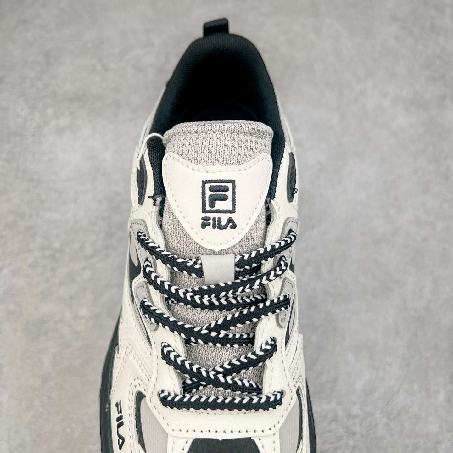 图片[5]-FILA FUSION Fluid 斐乐摩登潮牌防滑耐磨轻便运动鞋 FUSION 系列传承了 FILA 的百年基因，融入年轻运动及潮流文化，成为引领变革、创新突破的一代。以“1+N” 的跨界合作模式重现经典的同时创造经典。带来最出其不意的跨界合作惊喜。同时，FILAFUSION把FILA 的 DNA 融入到定制体验里，你可以随心制造厲于你的产品。FILA FUSION 的鞋家族涵盖了老爹鞋、跑步鞋、网球鞋、季节款。风格复古新潮，满足了时尚人士出行及各类运动的搭配需求，成为当下年轻人筷拥的鞋类品牌之一。FILA FUSION 走进年轻人的世界，通过年轻人运动，街舞，滑板，篮球，展现 FILA FUSION 的潮流态度和年轻文化。FILA FUSION 认为末来属于引领变革、创新突破的年轻一代，让我们一起构成 FILA 未来的蓝图吧！尺码：35.5 36 36.5 37.5 38 38.5 39 40 40.5 41 42 42.5 43 44 44.5 45 45.5-选品中心