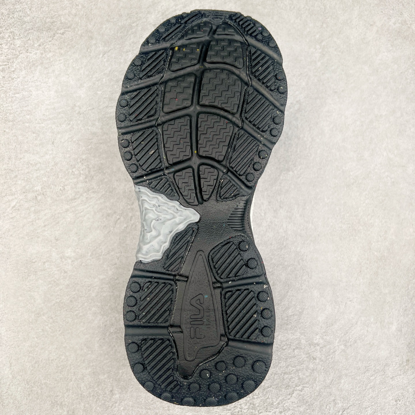 图片[9]-FILA FUSION Fluid 斐乐摩登潮牌防滑耐磨轻便运动鞋 FUSION 系列传承了 FILA 的百年基因，融入年轻运动及潮流文化，成为引领变革、创新突破的一代。以“1+N” 的跨界合作模式重现经典的同时创造经典。带来最出其不意的跨界合作惊喜。同时，FILAFUSION把FILA 的 DNA 融入到定制体验里，你可以随心制造厲于你的产品。FILA FUSION 的鞋家族涵盖了老爹鞋、跑步鞋、网球鞋、季节款。风格复古新潮，满足了时尚人士出行及各类运动的搭配需求，成为当下年轻人筷拥的鞋类品牌之一。FILA FUSION 走进年轻人的世界，通过年轻人运动，街舞，滑板，篮球，展现 FILA FUSION 的潮流态度和年轻文化。FILA FUSION 认为末来属于引领变革、创新突破的年轻一代，让我们一起构成 FILA 未来的蓝图吧！尺码：35.5 36 36.5 37.5 38 38.5 39 40 40.5 41 42 42.5 43 44 44.5 45 45.5-选品中心