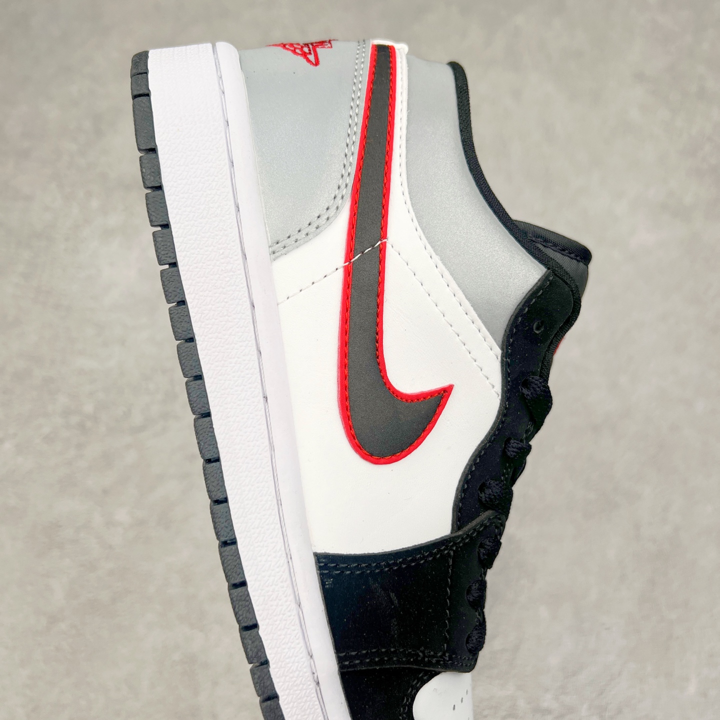 图片[6]-＃福利特价 Air Jordan AJ1 Low 低帮系列 百分百全新货品 零氧化发霉 给足利润空间操作 超乎所想的高性价比 原装楦头纸板开发 完美鞋型 超高清洁度 鞋型不臃肿别扭 原厂内置全掌气垫 A模大底 鞋舌AJ原厂专用牛津布 AJ专用反口珍珠布 原厂无杂质高弹内里海棉 特殊封边弹力鞋带 原鞋开模 拒绝公底 购置公司同步原材料 都有细节原汁原味 忠于原版 尺码：36 36.5 37.5 38 38.5 39 40 40.5 41 42 42.5 43 44 44.5 45 46-选品中心