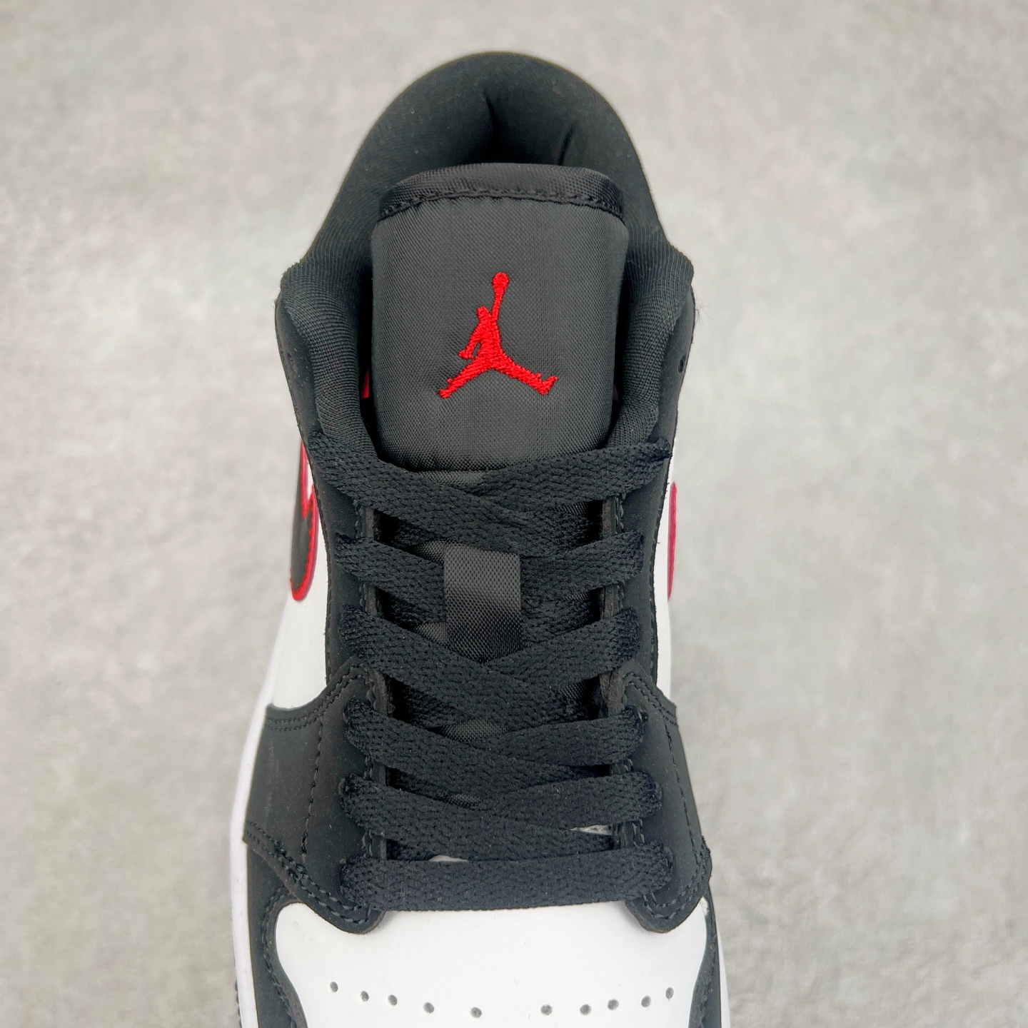 图片[5]-＃福利特价 Air Jordan AJ1 Low 低帮系列 百分百全新货品 零氧化发霉 给足利润空间操作 超乎所想的高性价比 原装楦头纸板开发 完美鞋型 超高清洁度 鞋型不臃肿别扭 原厂内置全掌气垫 A模大底 鞋舌AJ原厂专用牛津布 AJ专用反口珍珠布 原厂无杂质高弹内里海棉 特殊封边弹力鞋带 原鞋开模 拒绝公底 购置公司同步原材料 都有细节原汁原味 忠于原版 尺码：36 36.5 37.5 38 38.5 39 40 40.5 41 42 42.5 43 44 44.5 45 46-选品中心