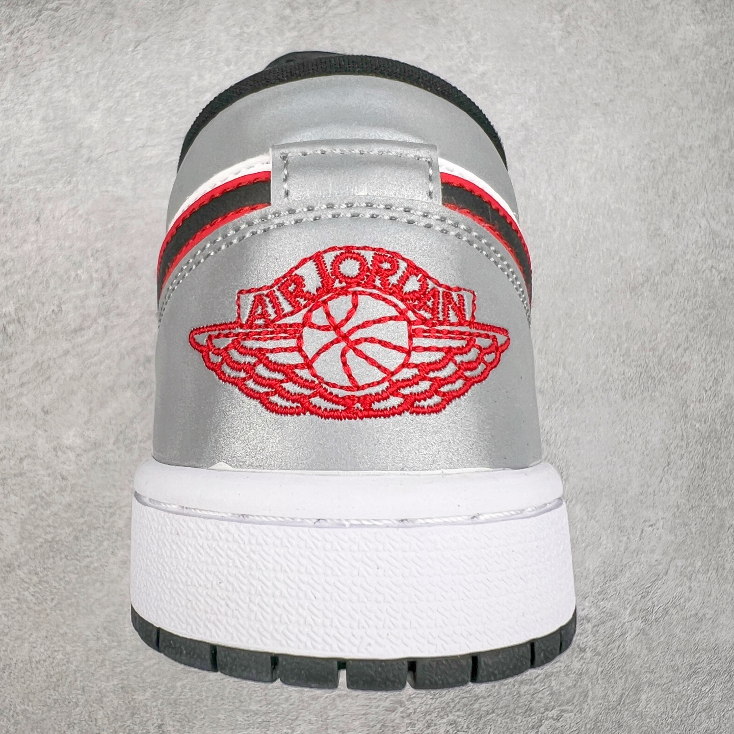 图片[8]-＃福利特价 Air Jordan AJ1 Low 低帮系列 百分百全新货品 零氧化发霉 给足利润空间操作 超乎所想的高性价比 原装楦头纸板开发 完美鞋型 超高清洁度 鞋型不臃肿别扭 原厂内置全掌气垫 A模大底 鞋舌AJ原厂专用牛津布 AJ专用反口珍珠布 原厂无杂质高弹内里海棉 特殊封边弹力鞋带 原鞋开模 拒绝公底 购置公司同步原材料 都有细节原汁原味 忠于原版 尺码：36 36.5 37.5 38 38.5 39 40 40.5 41 42 42.5 43 44 44.5 45 46-选品中心