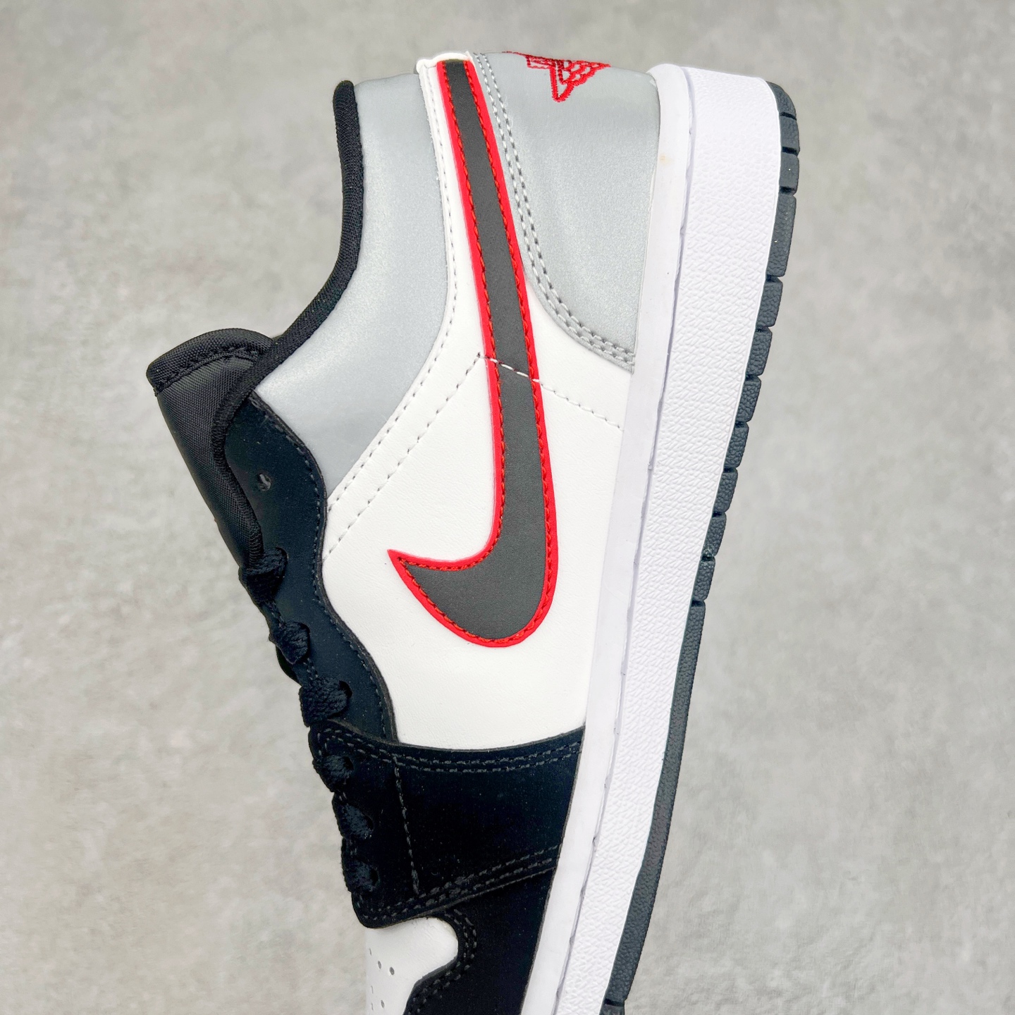 图片[7]-＃福利特价 Air Jordan AJ1 Low 低帮系列 百分百全新货品 零氧化发霉 给足利润空间操作 超乎所想的高性价比 原装楦头纸板开发 完美鞋型 超高清洁度 鞋型不臃肿别扭 原厂内置全掌气垫 A模大底 鞋舌AJ原厂专用牛津布 AJ专用反口珍珠布 原厂无杂质高弹内里海棉 特殊封边弹力鞋带 原鞋开模 拒绝公底 购置公司同步原材料 都有细节原汁原味 忠于原版 尺码：36 36.5 37.5 38 38.5 39 40 40.5 41 42 42.5 43 44 44.5 45 46-选品中心