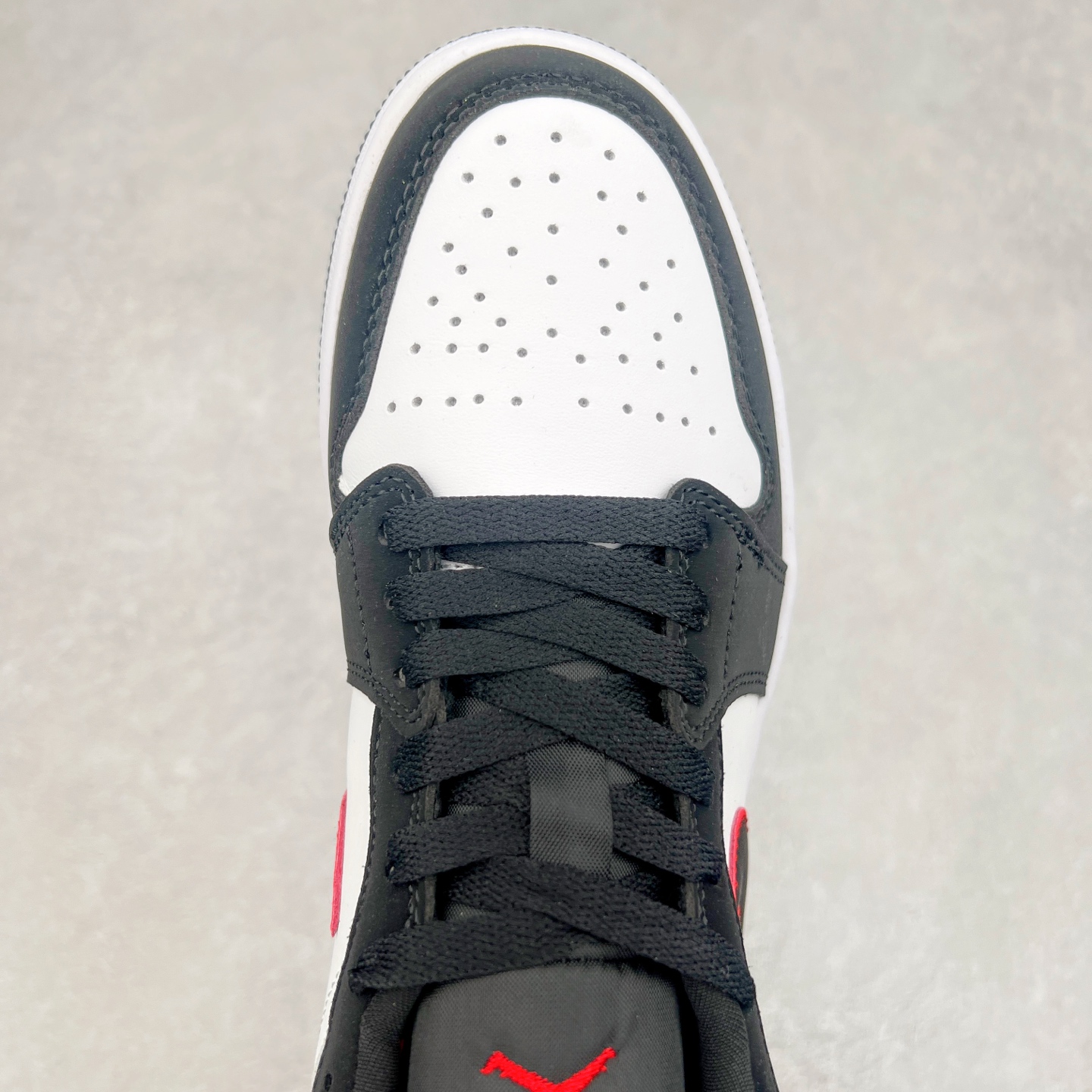 图片[4]-＃福利特价 Air Jordan AJ1 Low 低帮系列 百分百全新货品 零氧化发霉 给足利润空间操作 超乎所想的高性价比 原装楦头纸板开发 完美鞋型 超高清洁度 鞋型不臃肿别扭 原厂内置全掌气垫 A模大底 鞋舌AJ原厂专用牛津布 AJ专用反口珍珠布 原厂无杂质高弹内里海棉 特殊封边弹力鞋带 原鞋开模 拒绝公底 购置公司同步原材料 都有细节原汁原味 忠于原版 尺码：36 36.5 37.5 38 38.5 39 40 40.5 41 42 42.5 43 44 44.5 45 46-选品中心