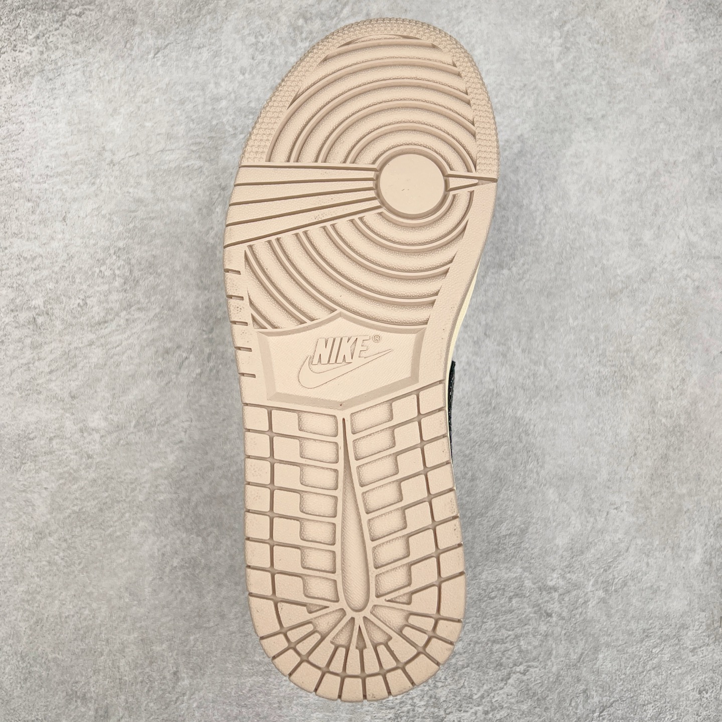 图片[9]-＃福利特价 Air Jordan AJ1 Low 低帮系列 百分百全新货品 零氧化发霉 给足利润空间操作 超乎所想的高性价比 原装楦头纸板开发 完美鞋型 超高清洁度 鞋型不臃肿别扭 原厂内置全掌气垫 A模大底 鞋舌AJ原厂专用牛津布 AJ专用反口珍珠布 原厂无杂质高弹内里海棉 特殊封边弹力鞋带 原鞋开模 拒绝公底 购置公司同步原材料 都有细节原汁原味 忠于原版 尺码：36 36.5 37.5 38 38.5 39 40 40.5 41 42 42.5 43 44 44.5 45 46-选品中心