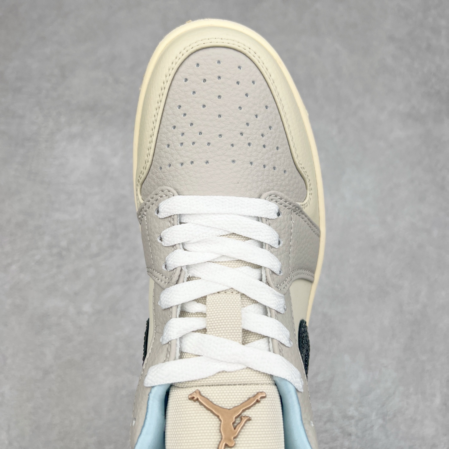 图片[4]-＃福利特价 Air Jordan AJ1 Low 低帮系列 百分百全新货品 零氧化发霉 给足利润空间操作 超乎所想的高性价比 原装楦头纸板开发 完美鞋型 超高清洁度 鞋型不臃肿别扭 原厂内置全掌气垫 A模大底 鞋舌AJ原厂专用牛津布 AJ专用反口珍珠布 原厂无杂质高弹内里海棉 特殊封边弹力鞋带 原鞋开模 拒绝公底 购置公司同步原材料 都有细节原汁原味 忠于原版 尺码：36 36.5 37.5 38 38.5 39 40 40.5 41 42 42.5 43 44 44.5 45 46-选品中心