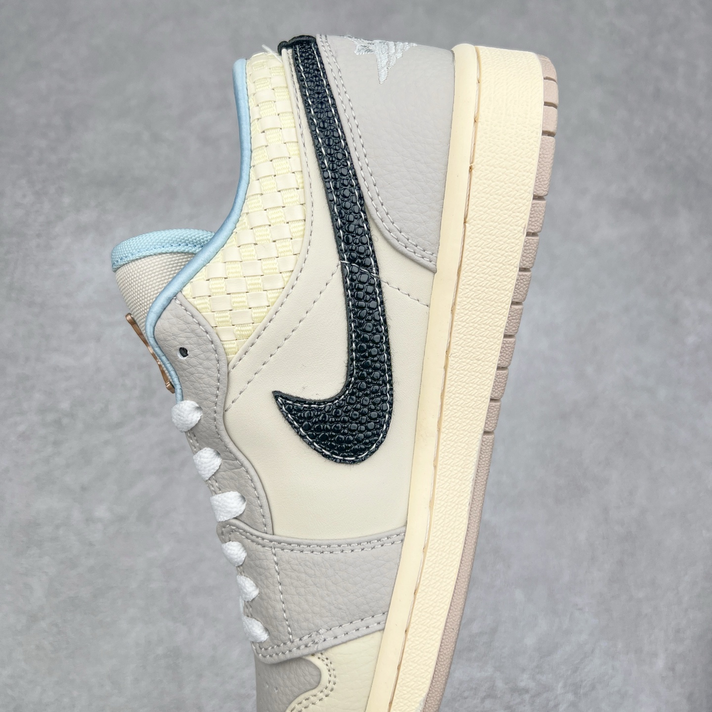 图片[7]-＃福利特价 Air Jordan AJ1 Low 低帮系列 百分百全新货品 零氧化发霉 给足利润空间操作 超乎所想的高性价比 原装楦头纸板开发 完美鞋型 超高清洁度 鞋型不臃肿别扭 原厂内置全掌气垫 A模大底 鞋舌AJ原厂专用牛津布 AJ专用反口珍珠布 原厂无杂质高弹内里海棉 特殊封边弹力鞋带 原鞋开模 拒绝公底 购置公司同步原材料 都有细节原汁原味 忠于原版 尺码：36 36.5 37.5 38 38.5 39 40 40.5 41 42 42.5 43 44 44.5 45 46-选品中心